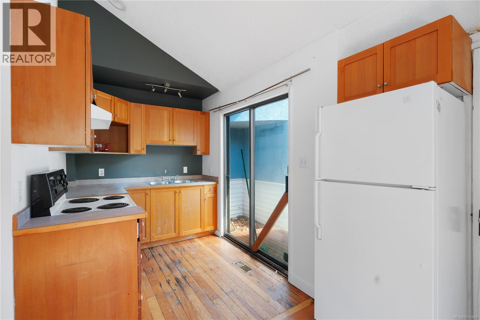 Photo 7 of 2553 Empire St, Victoria BC