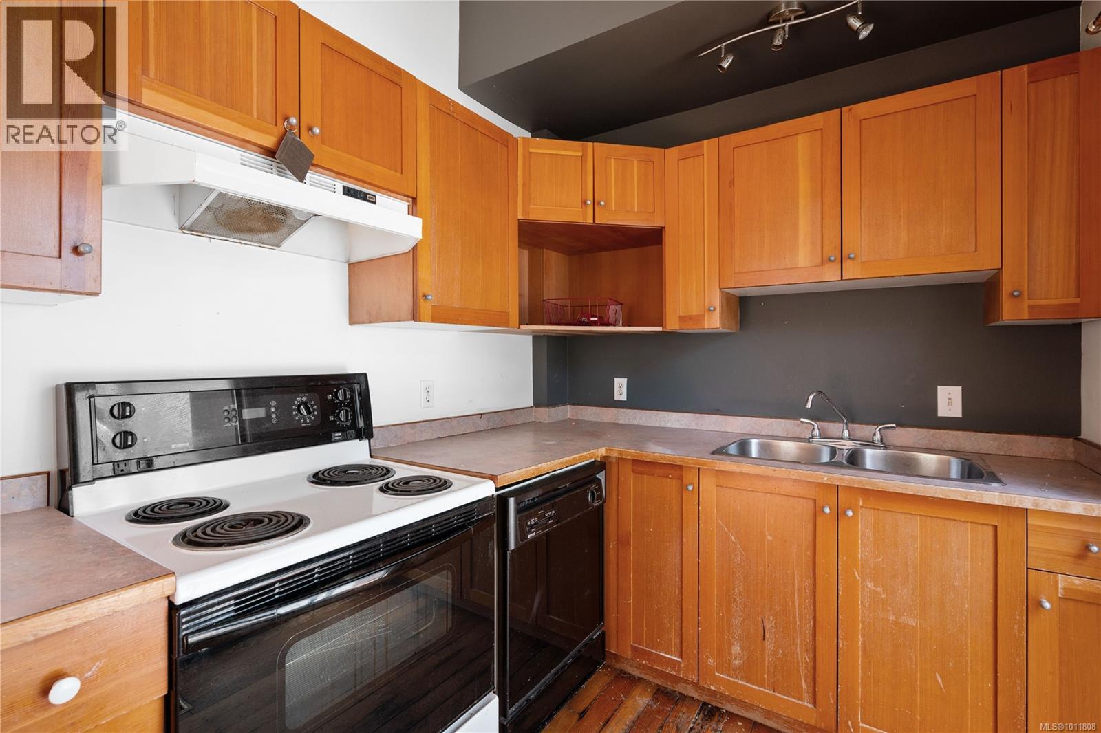 Photo 8 of 2553 Empire St, Victoria BC
