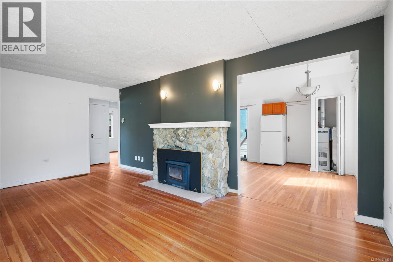 Photo 3 of 2553 Empire St, Victoria BC