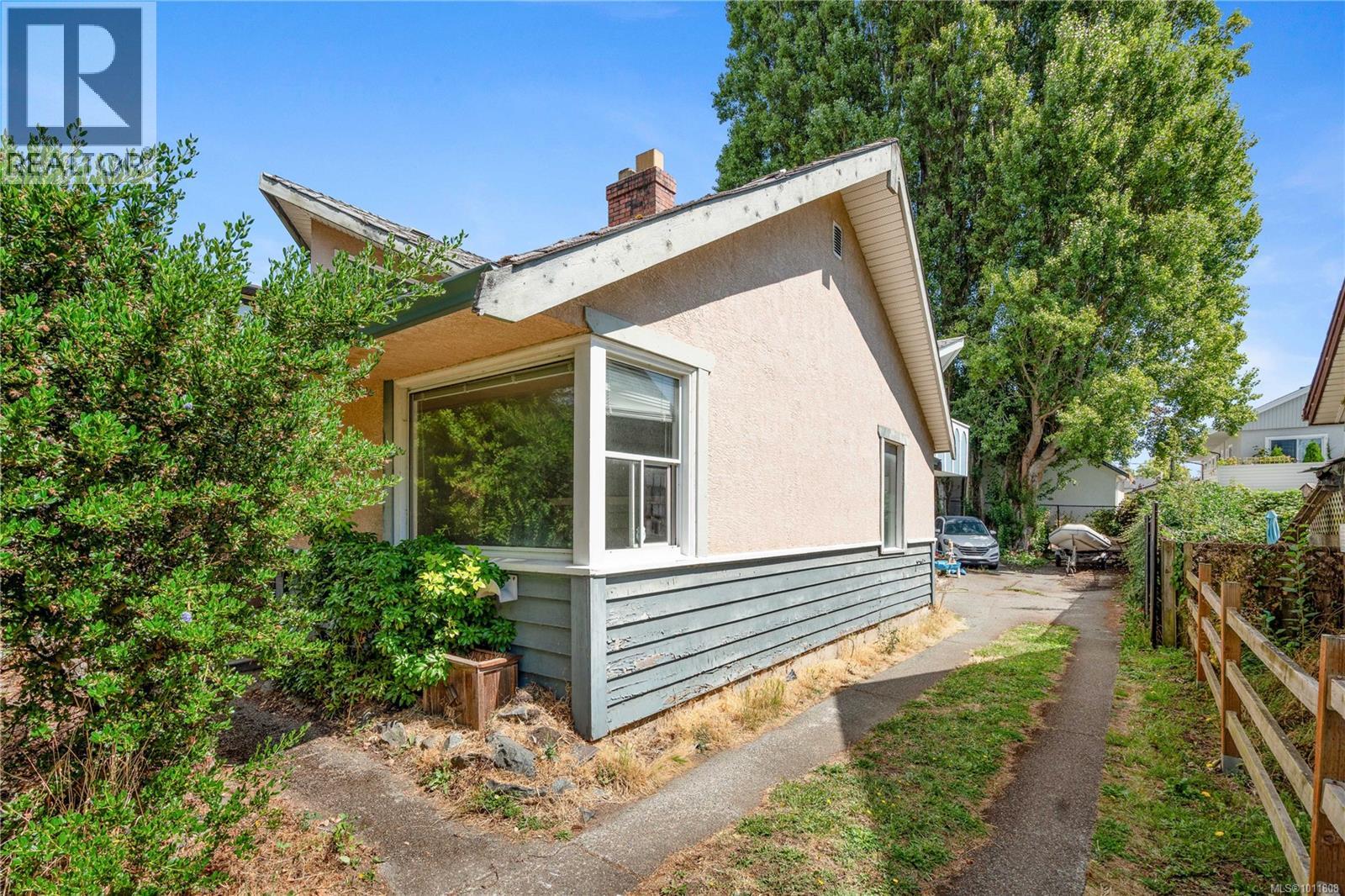 Photo 26 of 2553 Empire St, Victoria BC