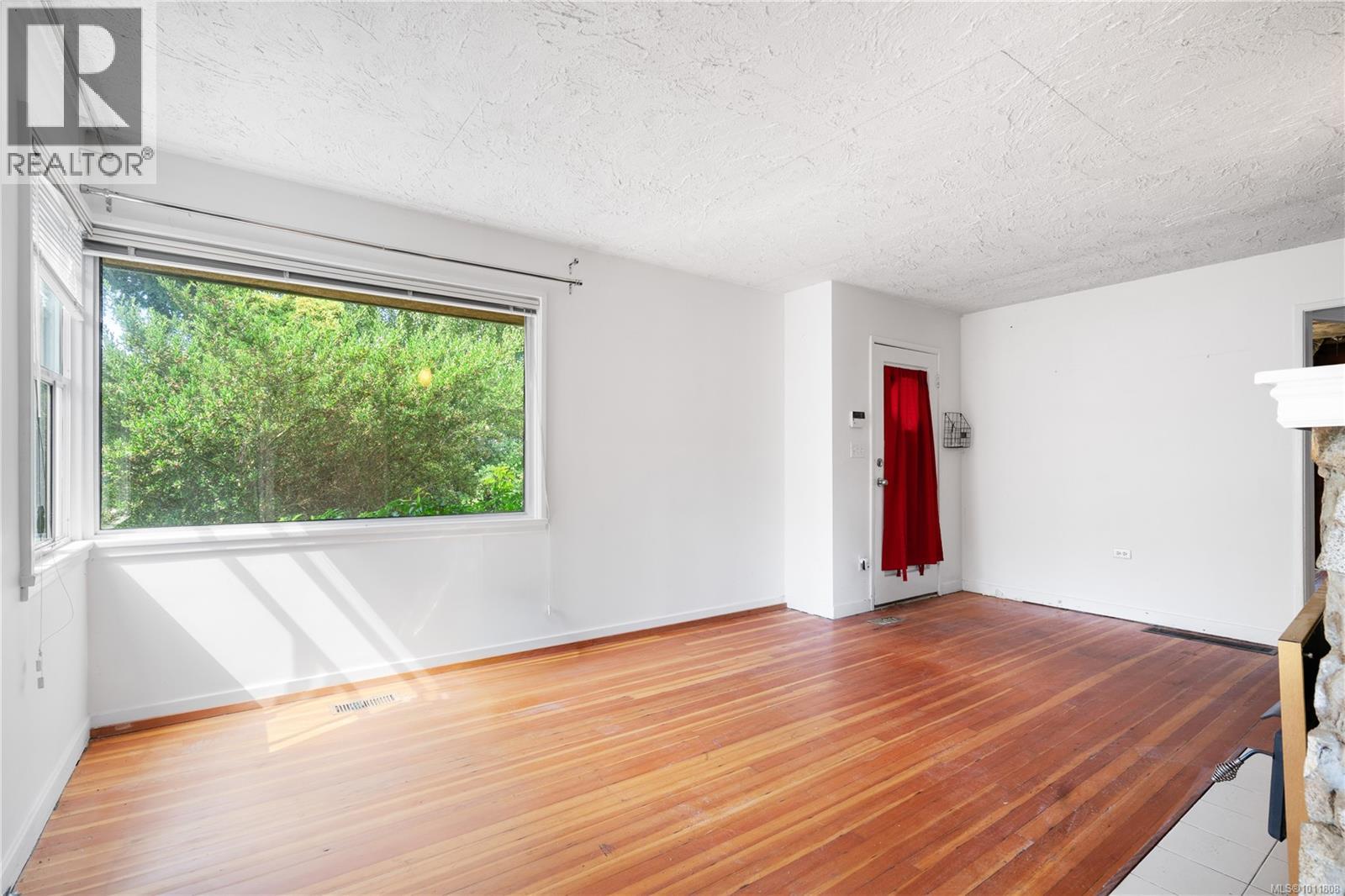 Photo 4 of 2553 Empire St, Victoria BC