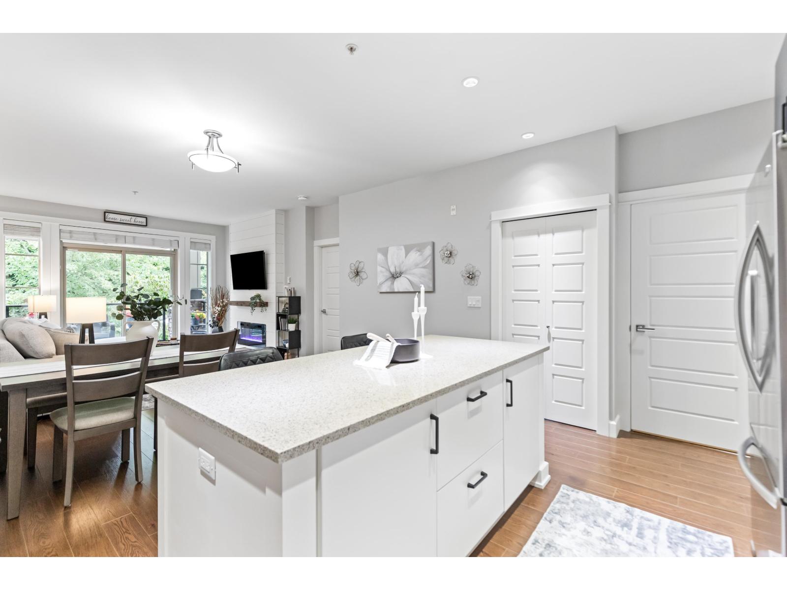 Photo 8 of 209 15185 36 Avenue, Surrey BC