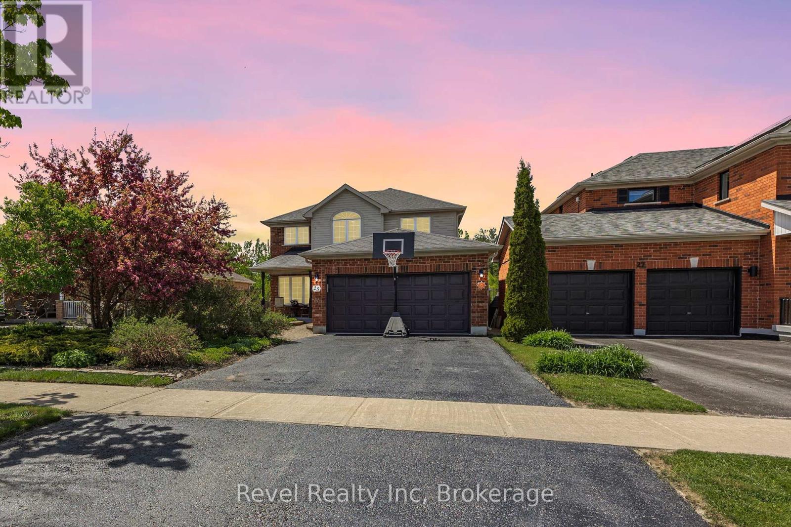 Photo 1 of 25 Lakewoods Court, Barrie ON