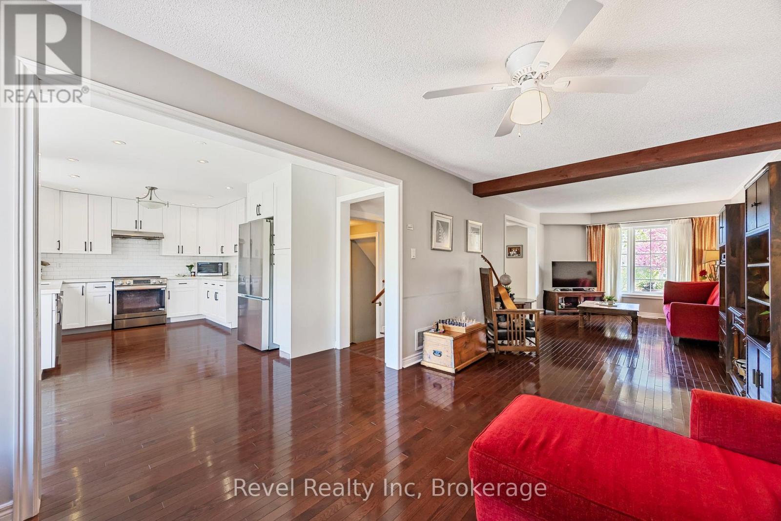 Photo 10 of 25 Lakewoods Court, Barrie ON