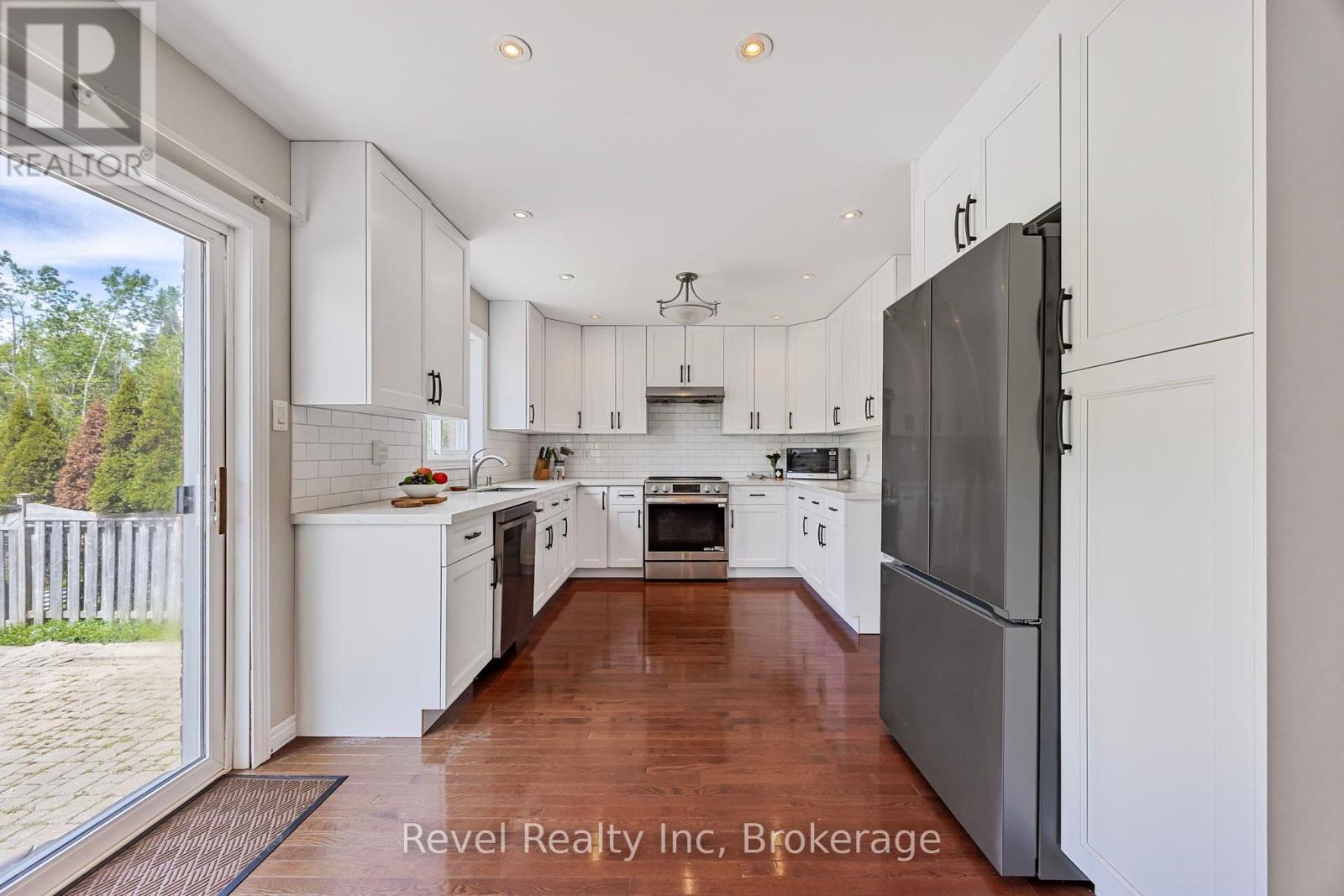 Photo 11 of 25 Lakewoods Court, Barrie ON