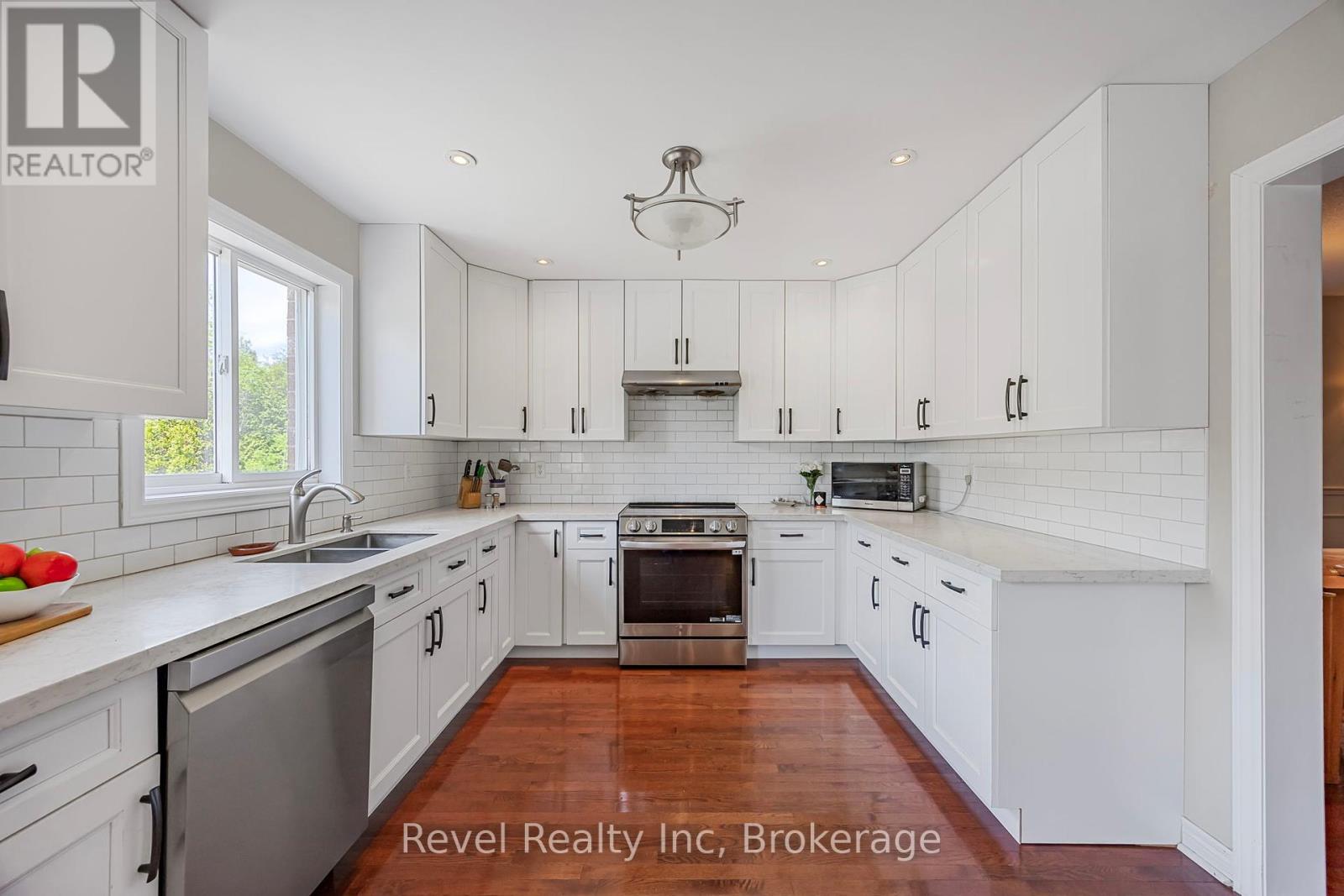Photo 12 of 25 Lakewoods Court, Barrie ON