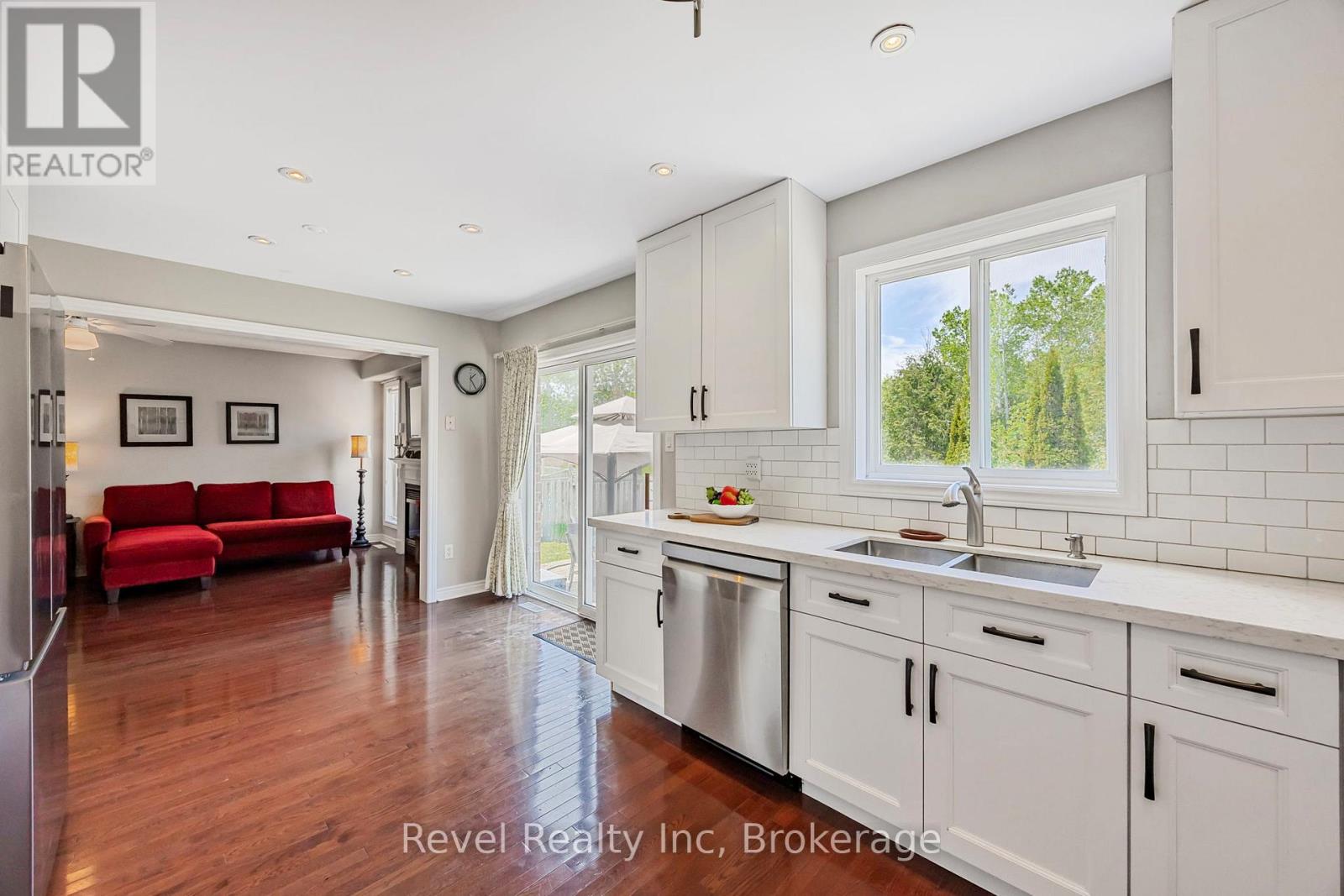 Photo 13 of 25 Lakewoods Court, Barrie ON
