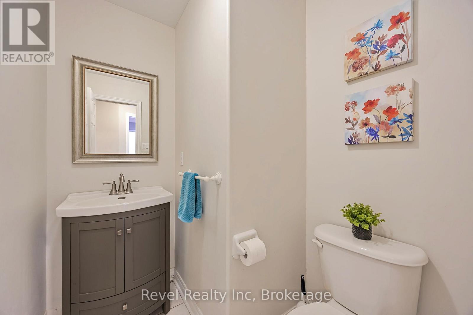 Photo 15 of 25 Lakewoods Court, Barrie ON