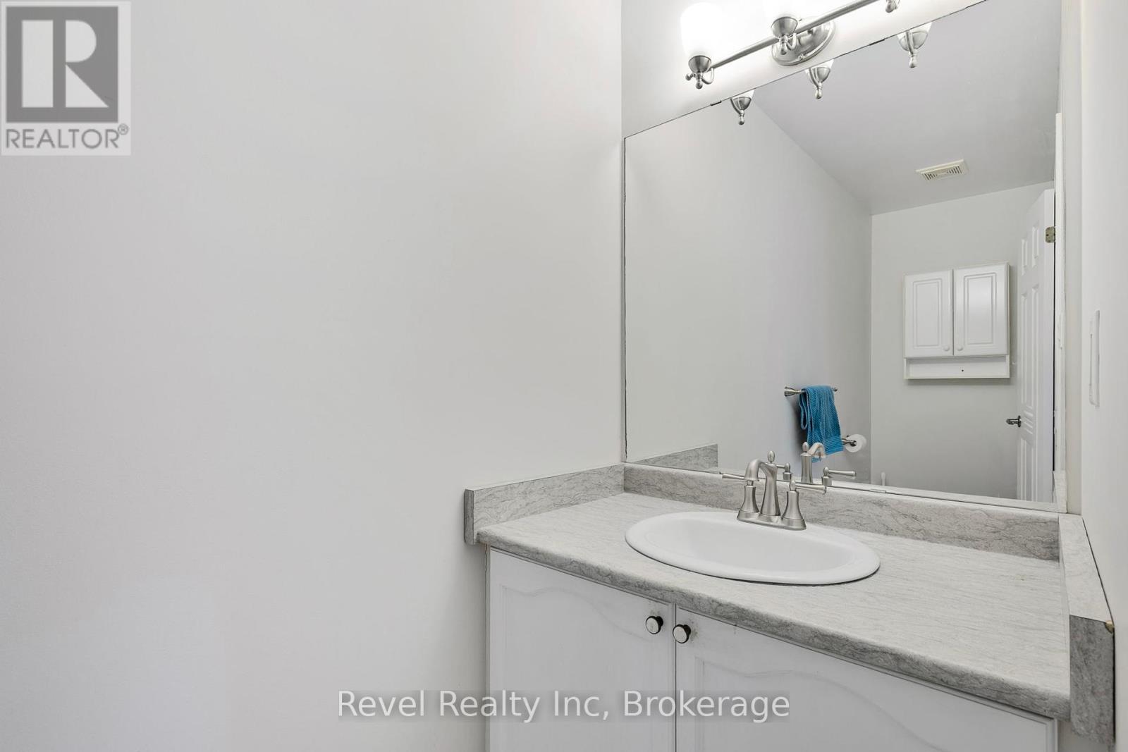 Photo 16 of 25 Lakewoods Court, Barrie ON