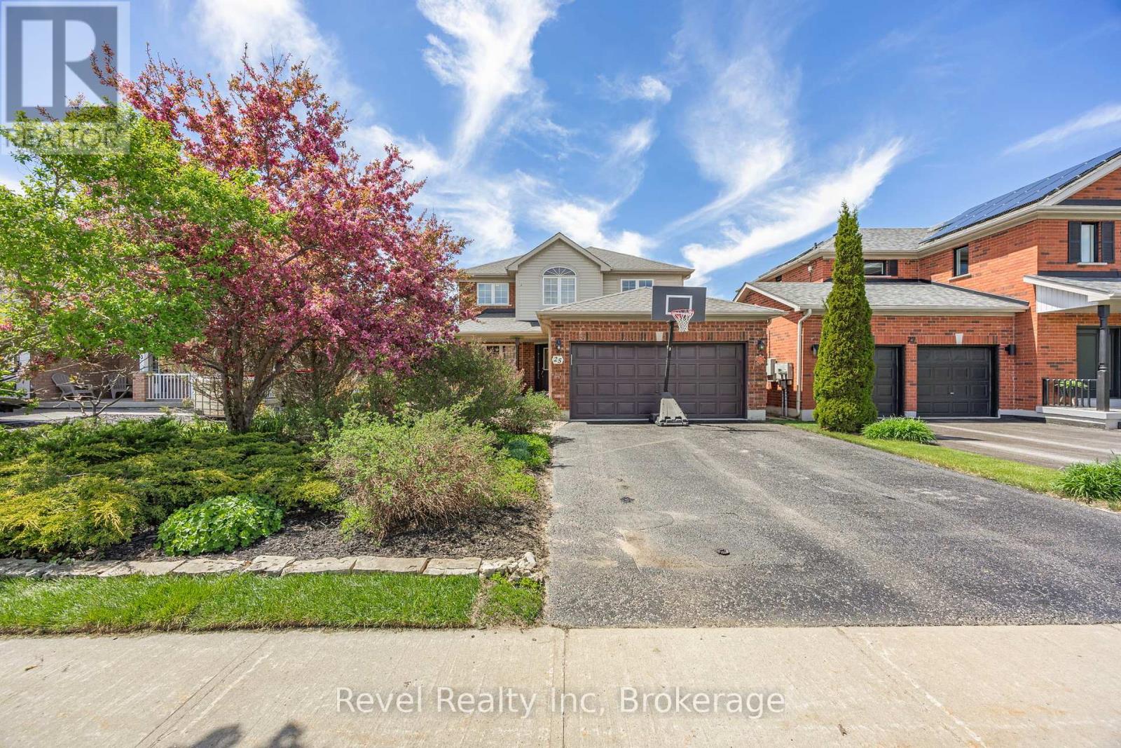 Photo 2 of 25 Lakewoods Court, Barrie ON