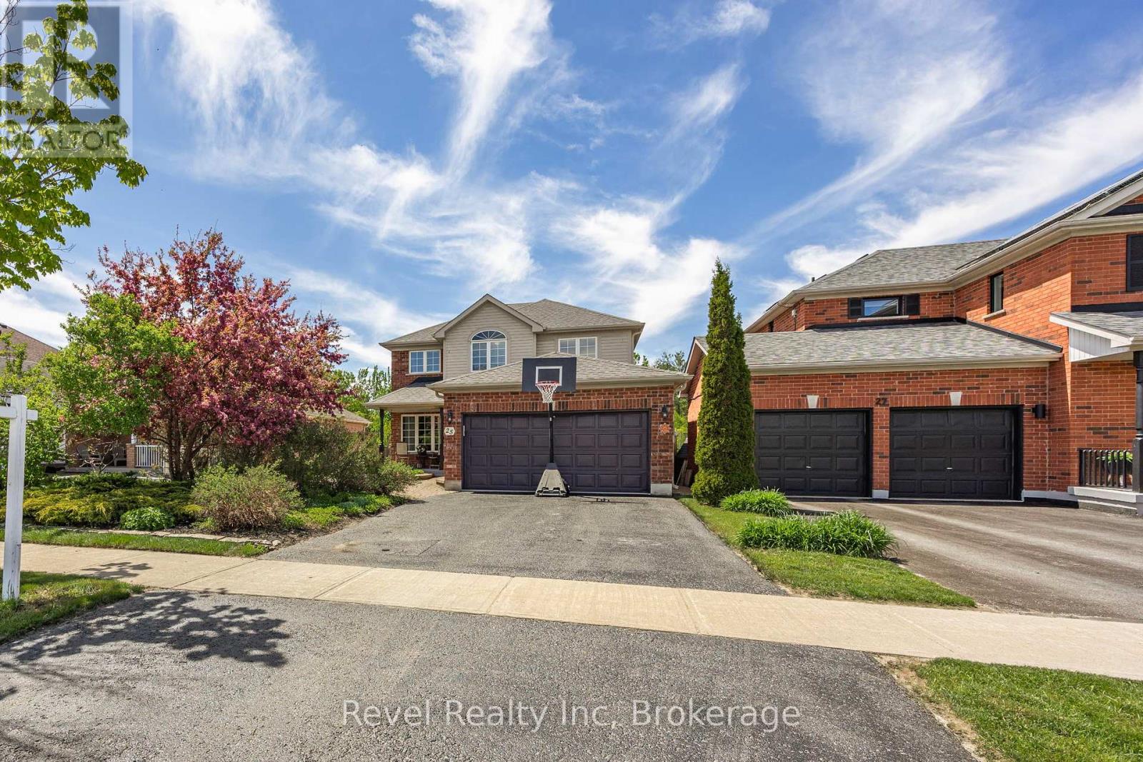 Photo 3 of 25 Lakewoods Court, Barrie ON