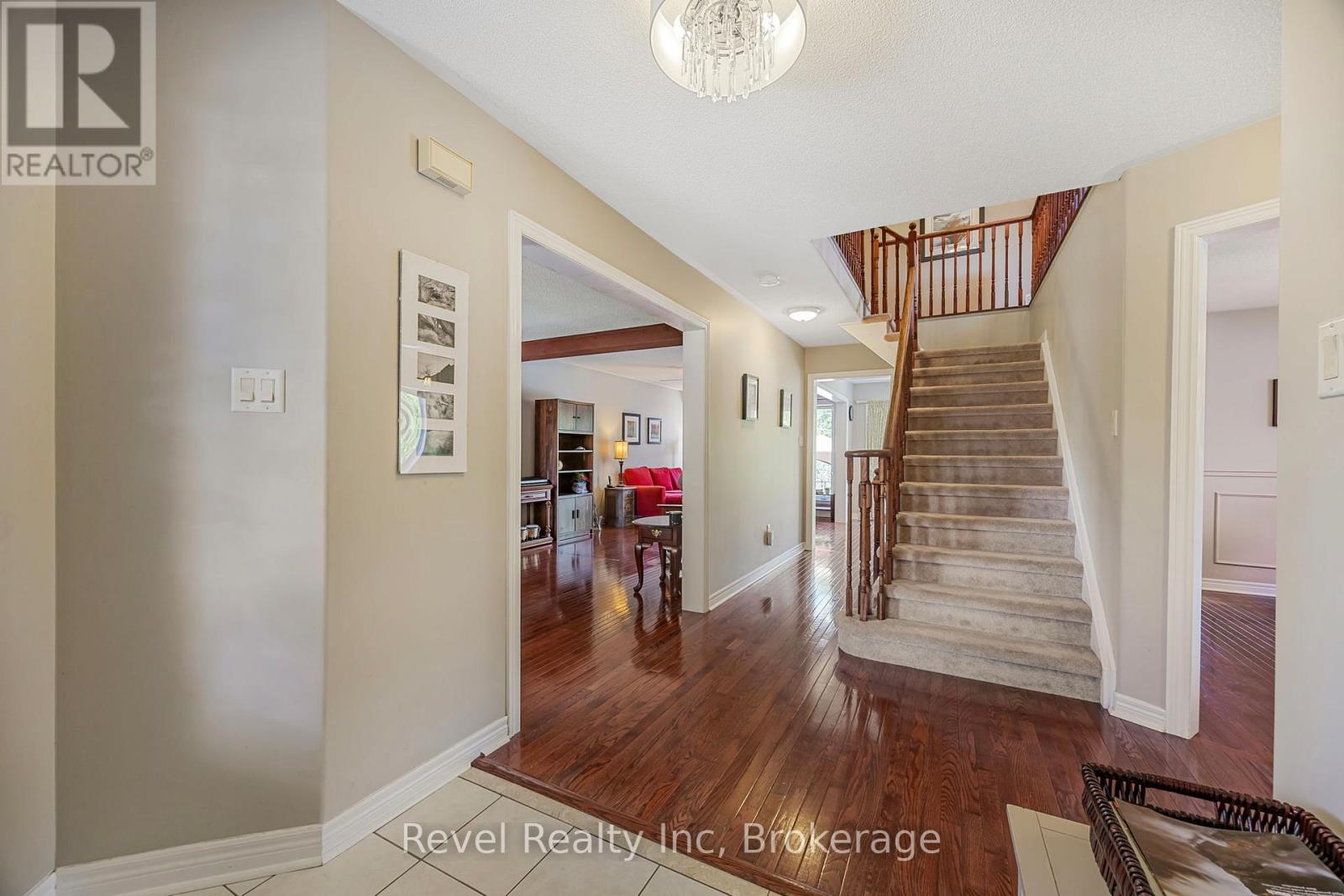Photo 5 of 25 Lakewoods Court, Barrie ON