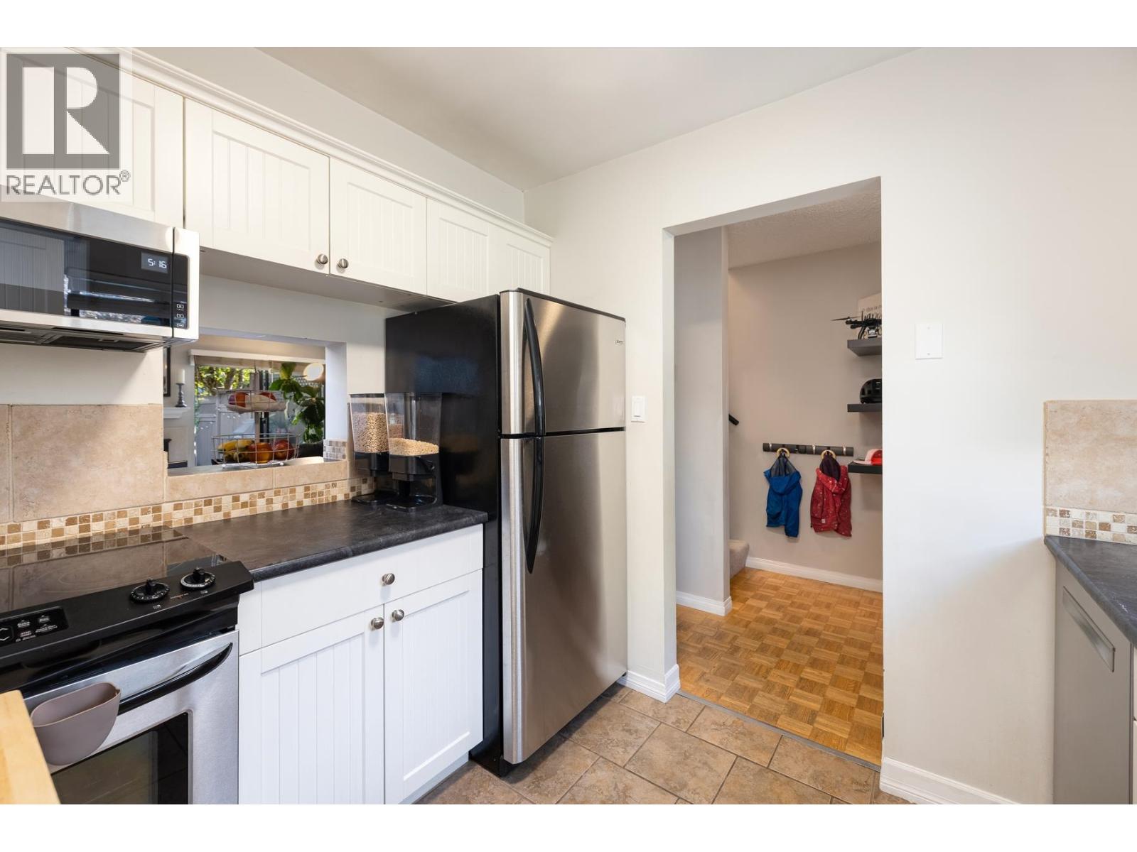 Photo 10 of 24 230 W 14th Street, North Vancouver BC