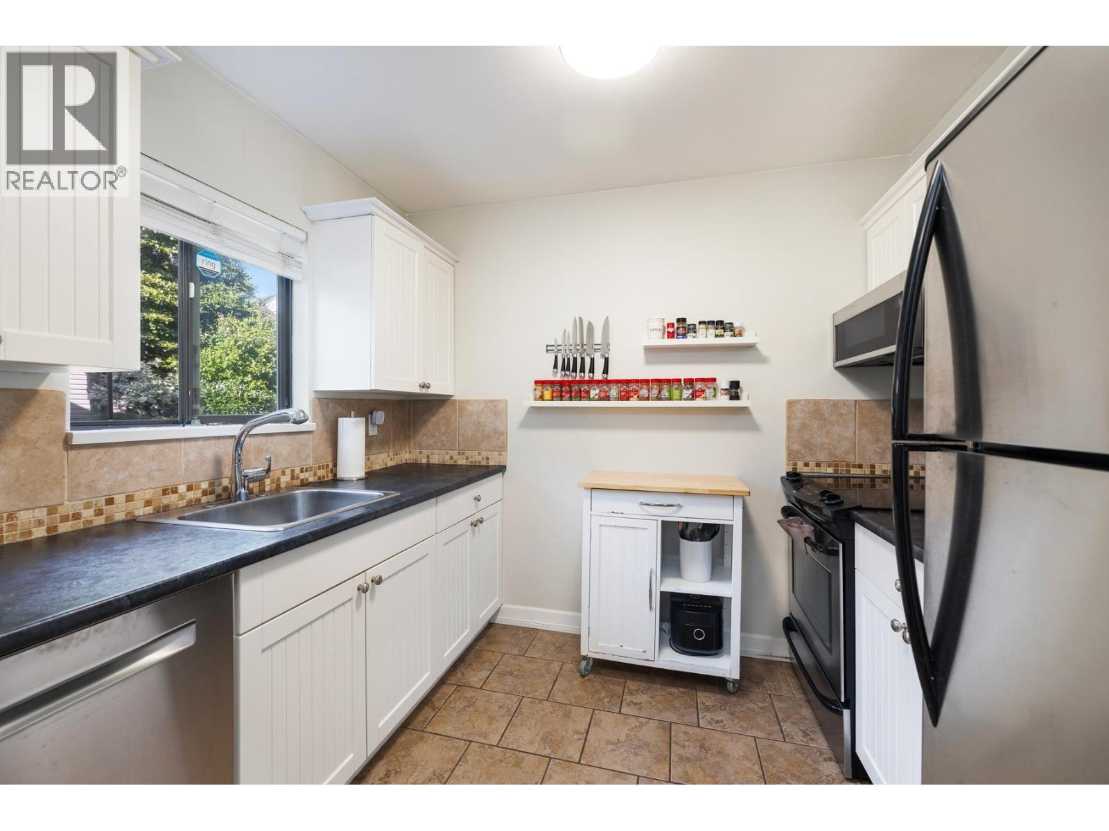 Photo 11 of 24 230 W 14th Street, North Vancouver BC