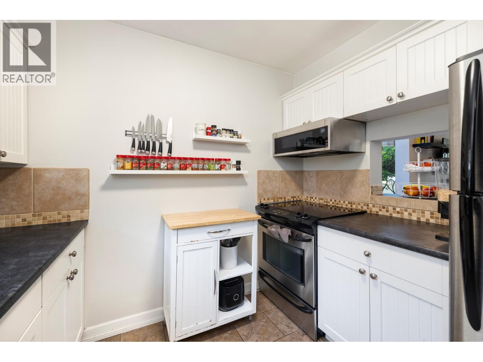 Photo 12 of 24 230 W 14th Street, North Vancouver BC