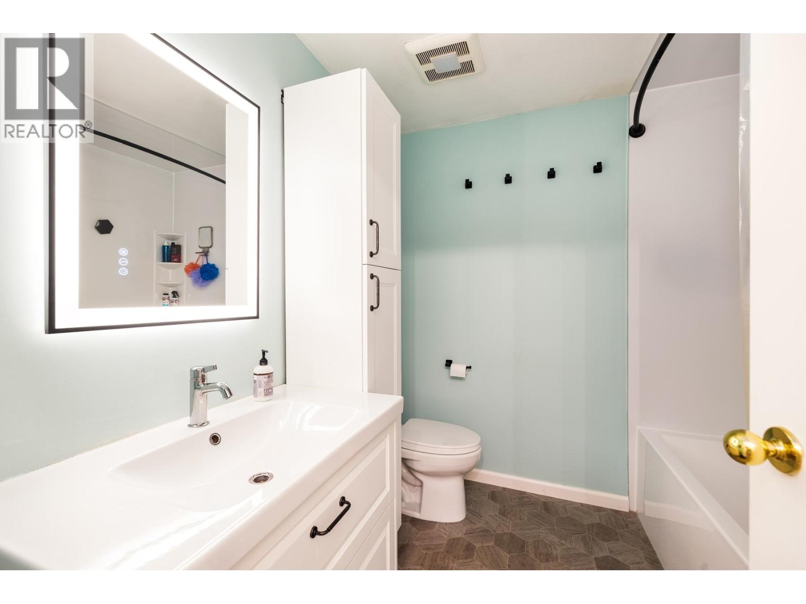 Photo 15 of 24 230 W 14th Street, North Vancouver BC