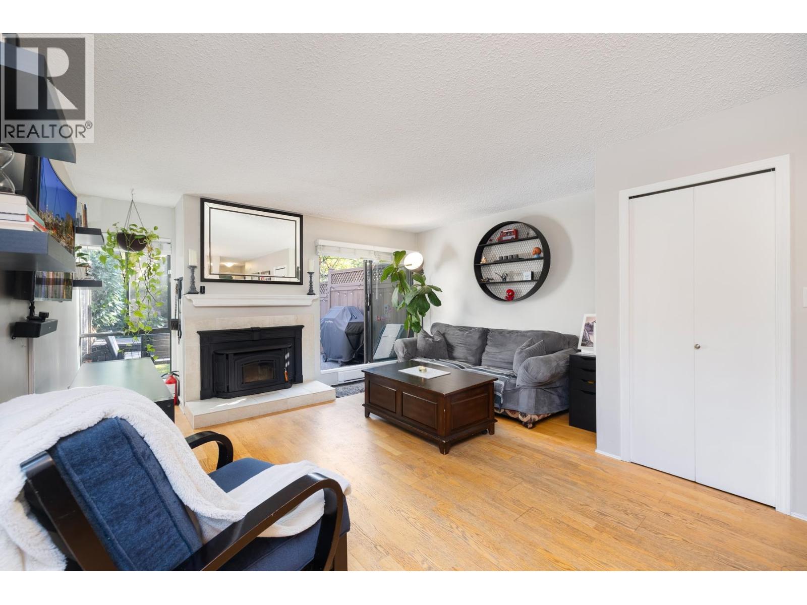 Photo 3 of 24 230 W 14th Street, North Vancouver BC