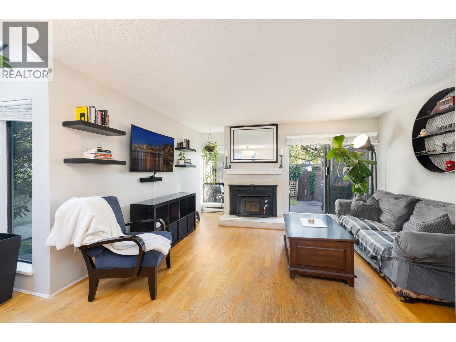 Photo 4 of 24 230 W 14th Street, North Vancouver BC