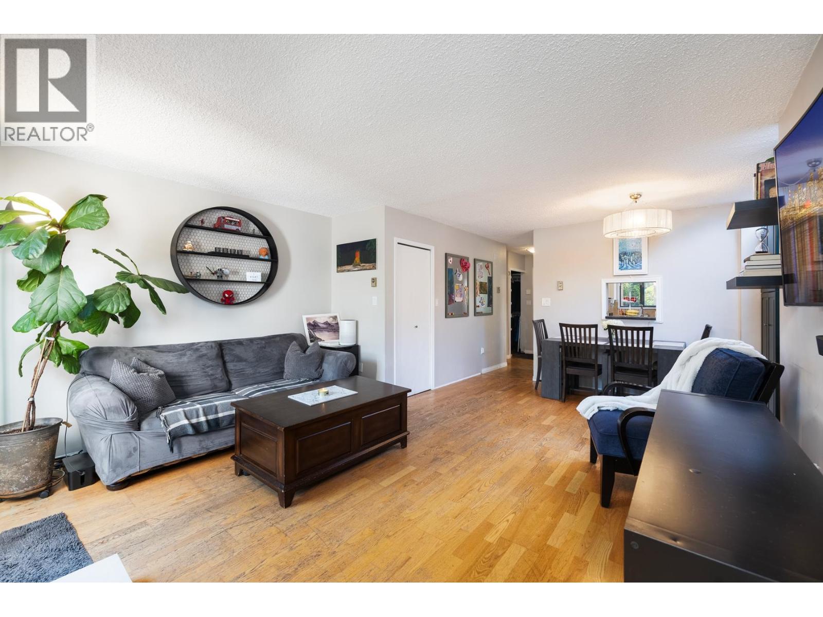 Photo 5 of 24 230 W 14th Street, North Vancouver BC