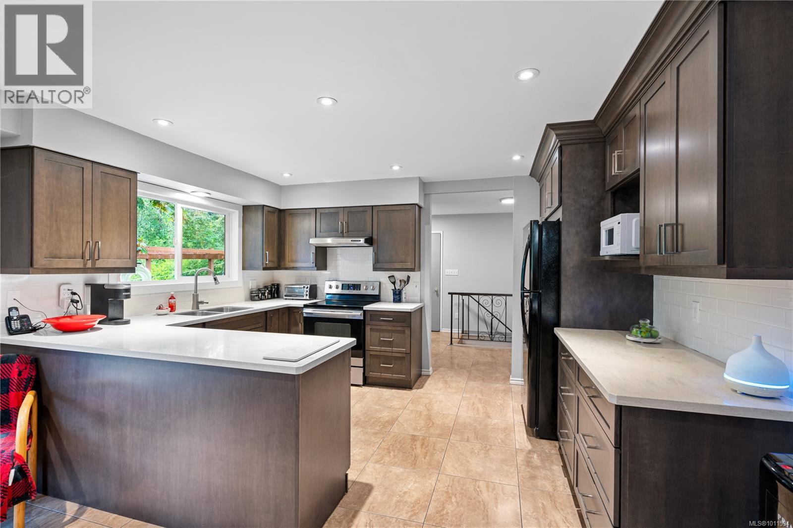 714 Bradley Dyne Rd, North Saanich