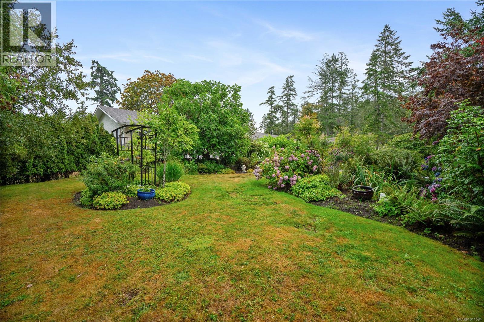 714 Bradley Dyne Rd, North Saanich