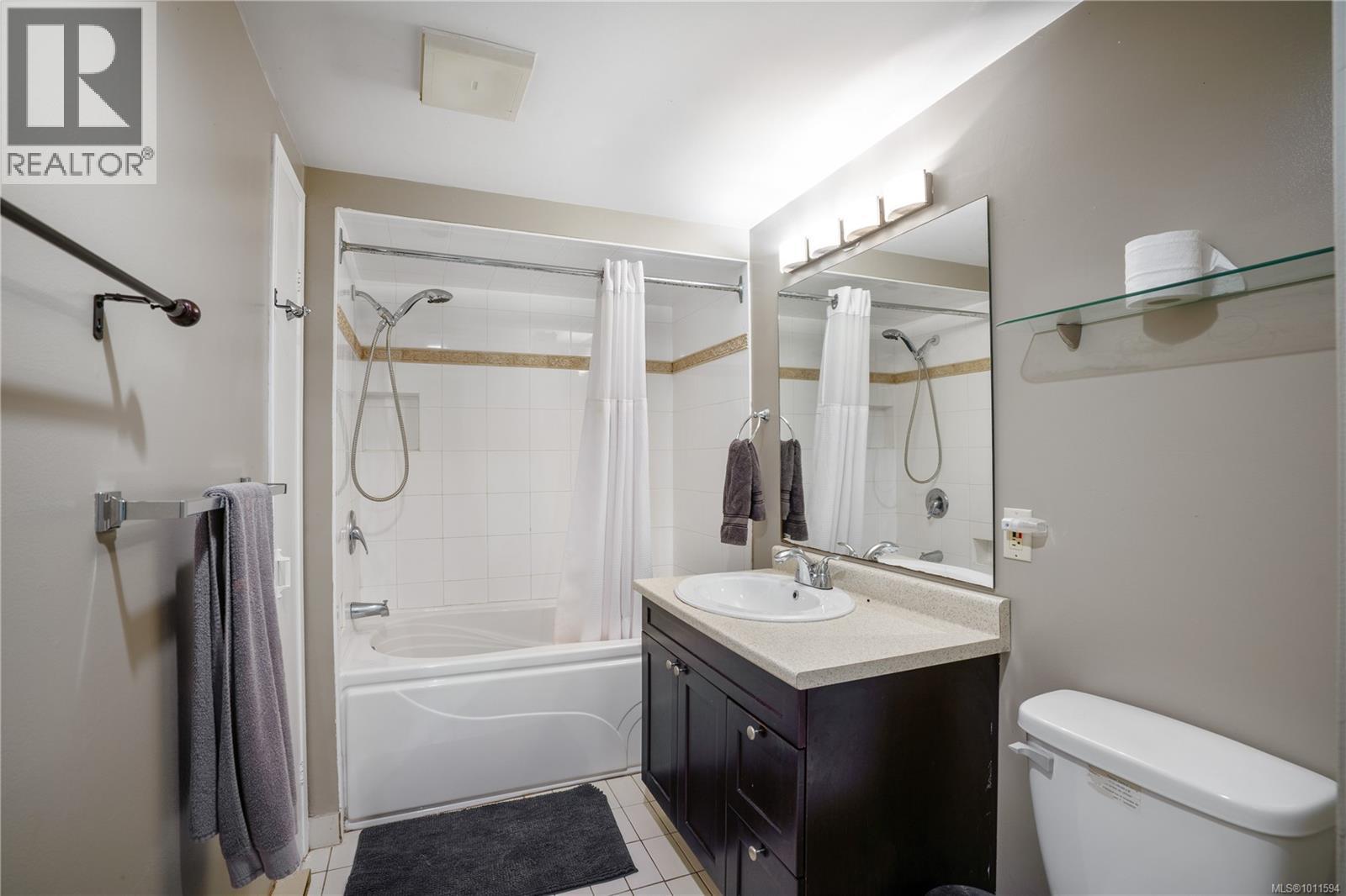 714 Bradley Dyne Rd, North Saanich