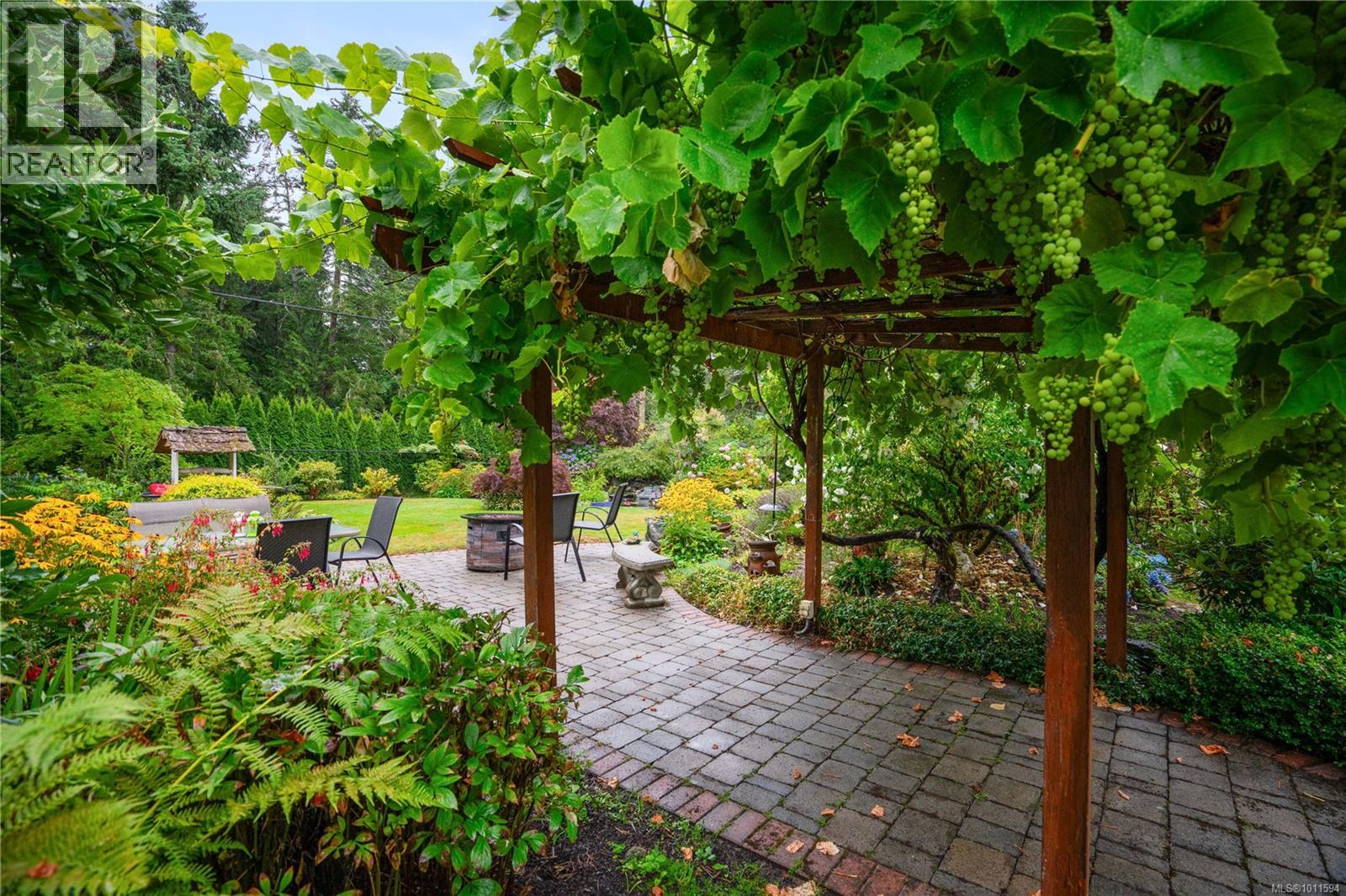 714 Bradley Dyne Rd, North Saanich