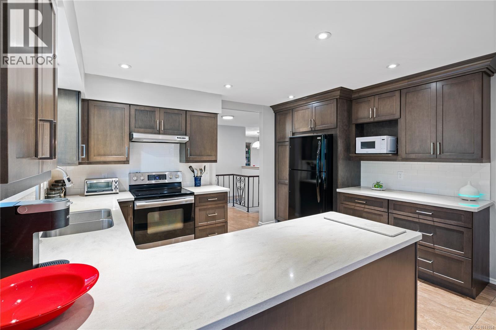 714 Bradley Dyne Rd, North Saanich