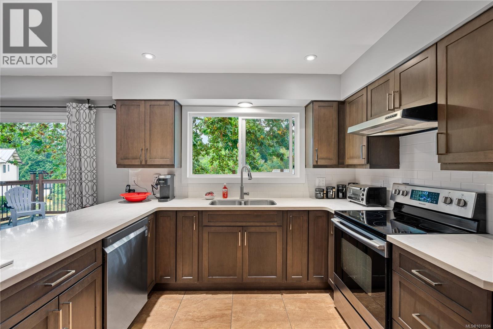 714 Bradley Dyne Rd, North Saanich