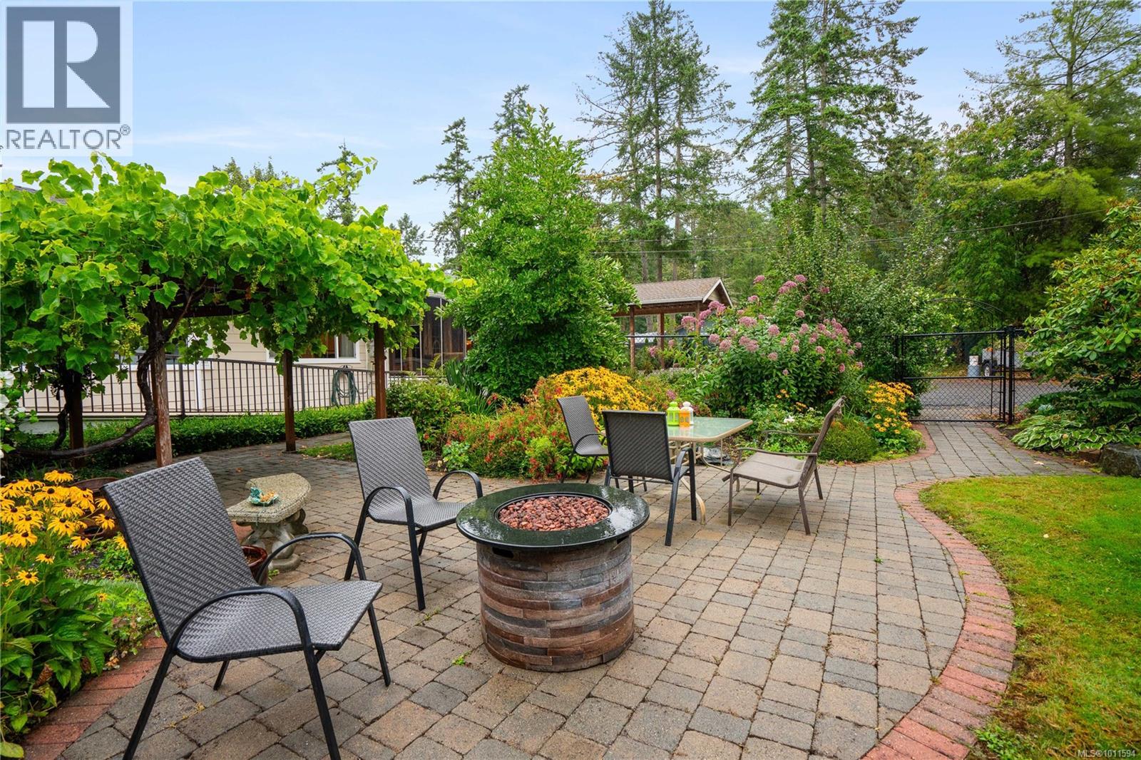714 Bradley Dyne Rd, North Saanich