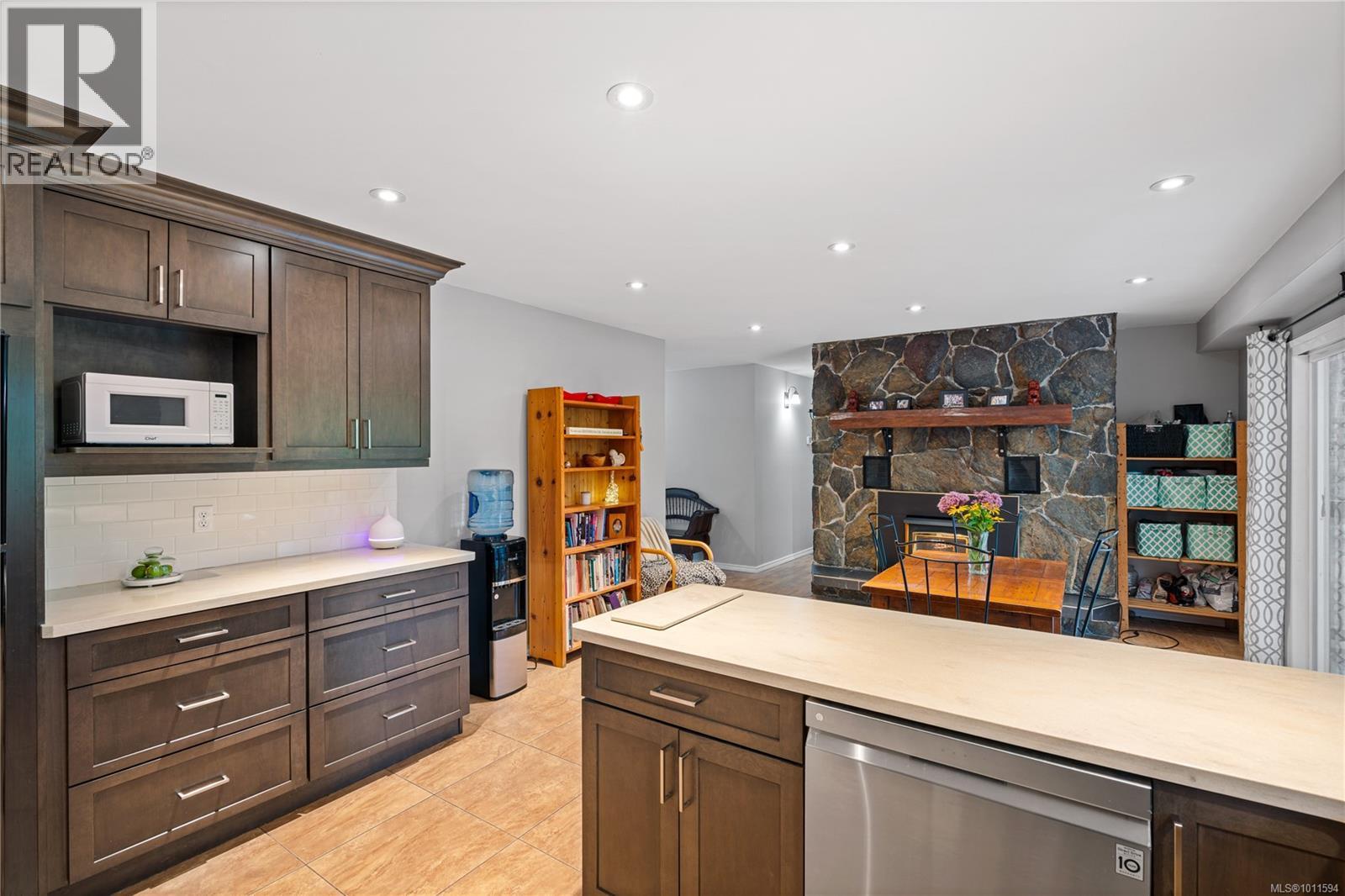 714 Bradley Dyne Rd, North Saanich