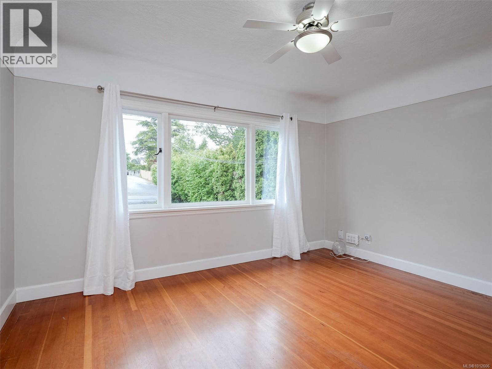 Photo 17 of 4406 Torquay Dr, Saanich BC