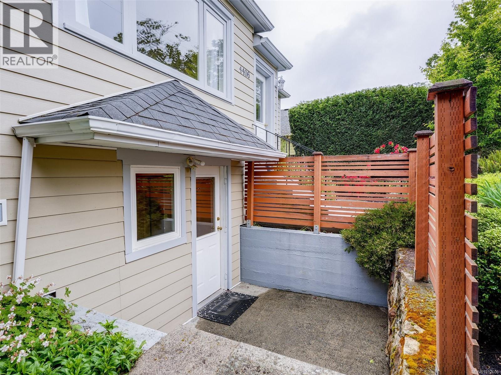 Photo 24 of 4406 Torquay Dr, Saanich BC