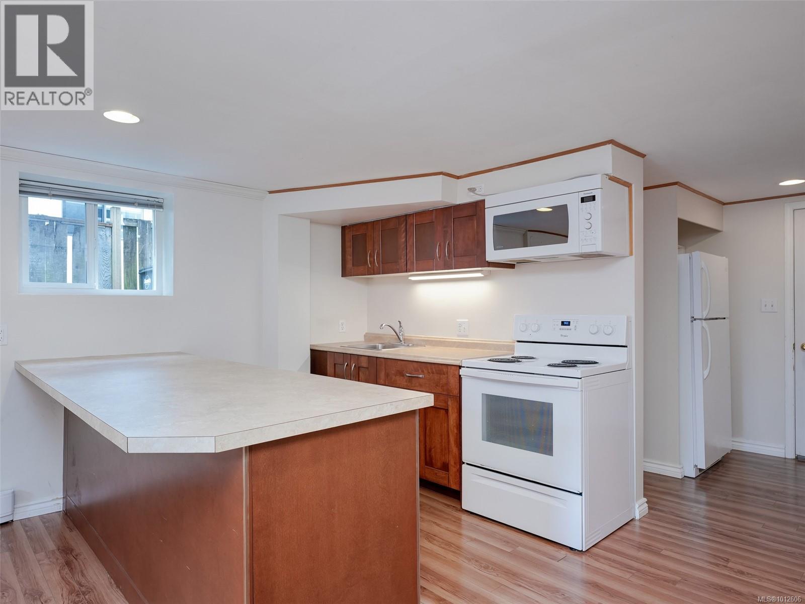 Photo 26 of 4406 Torquay Dr, Saanich BC