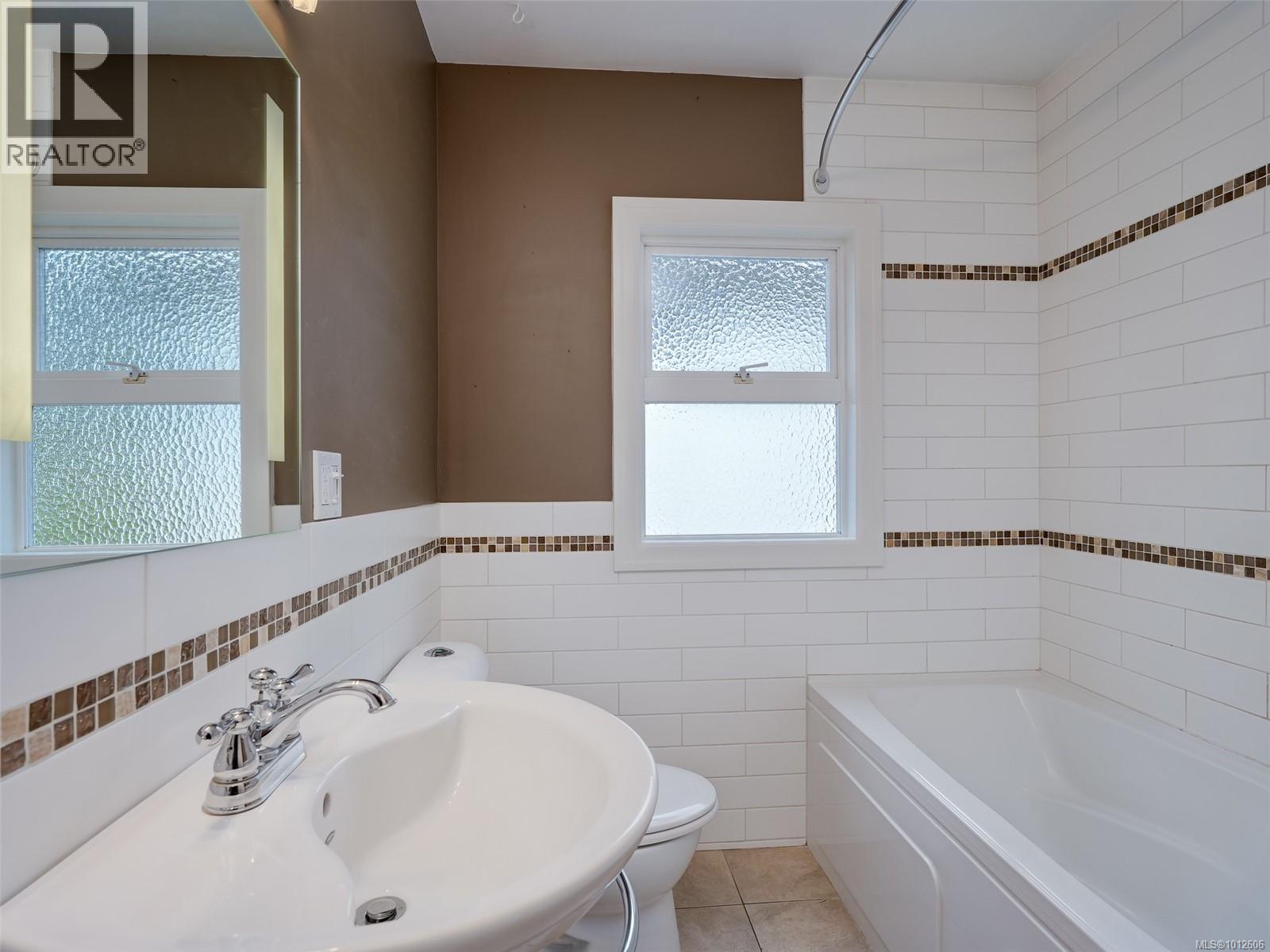 Photo 19 of 4406 Torquay Dr, Saanich BC
