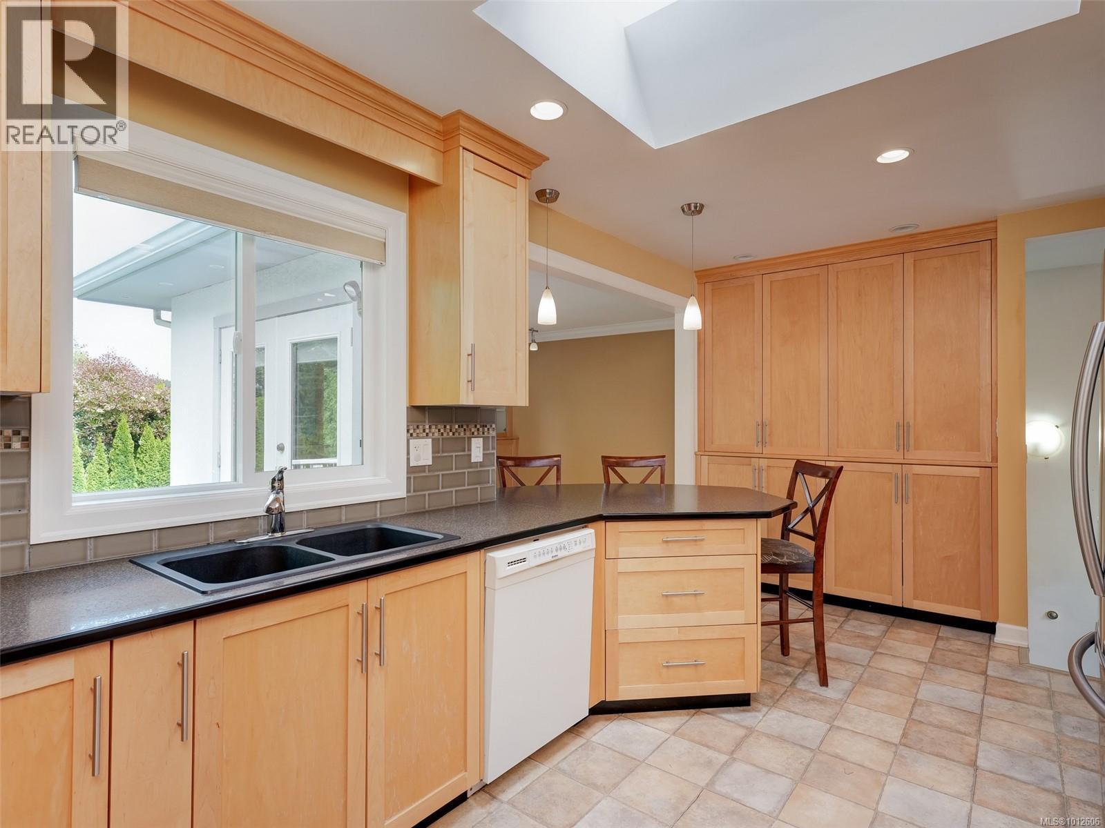 Photo 10 of 4406 Torquay Dr, Saanich BC
