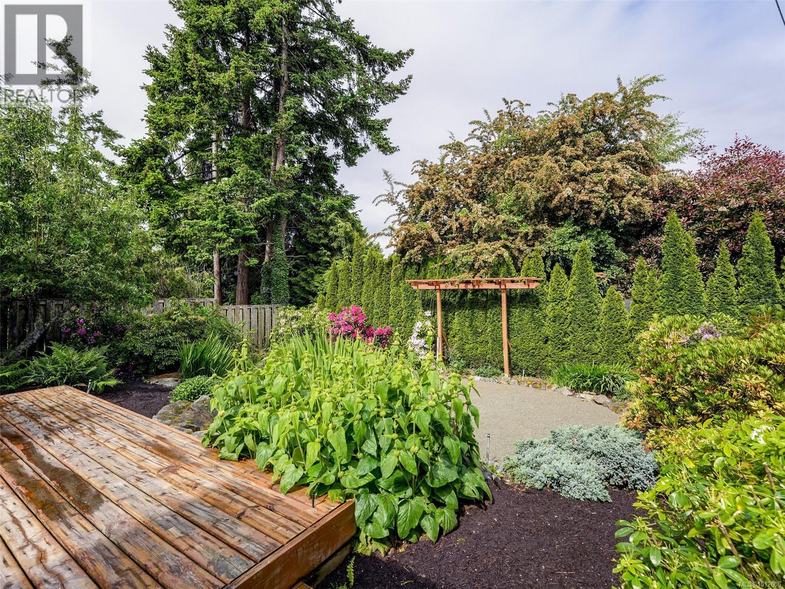 Photo 5 of 4406 Torquay Dr, Saanich BC