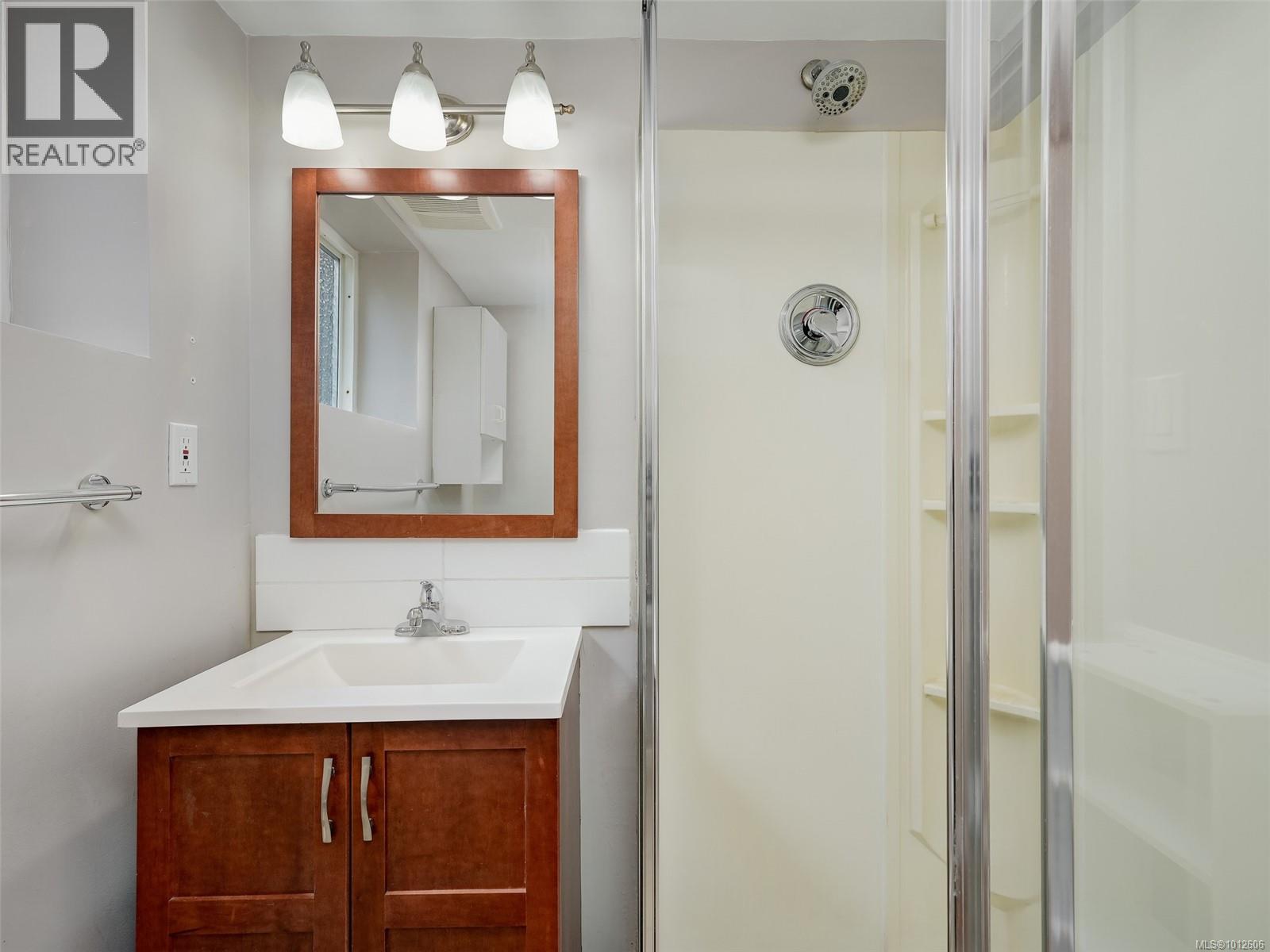 Photo 30 of 4406 Torquay Dr, Saanich BC