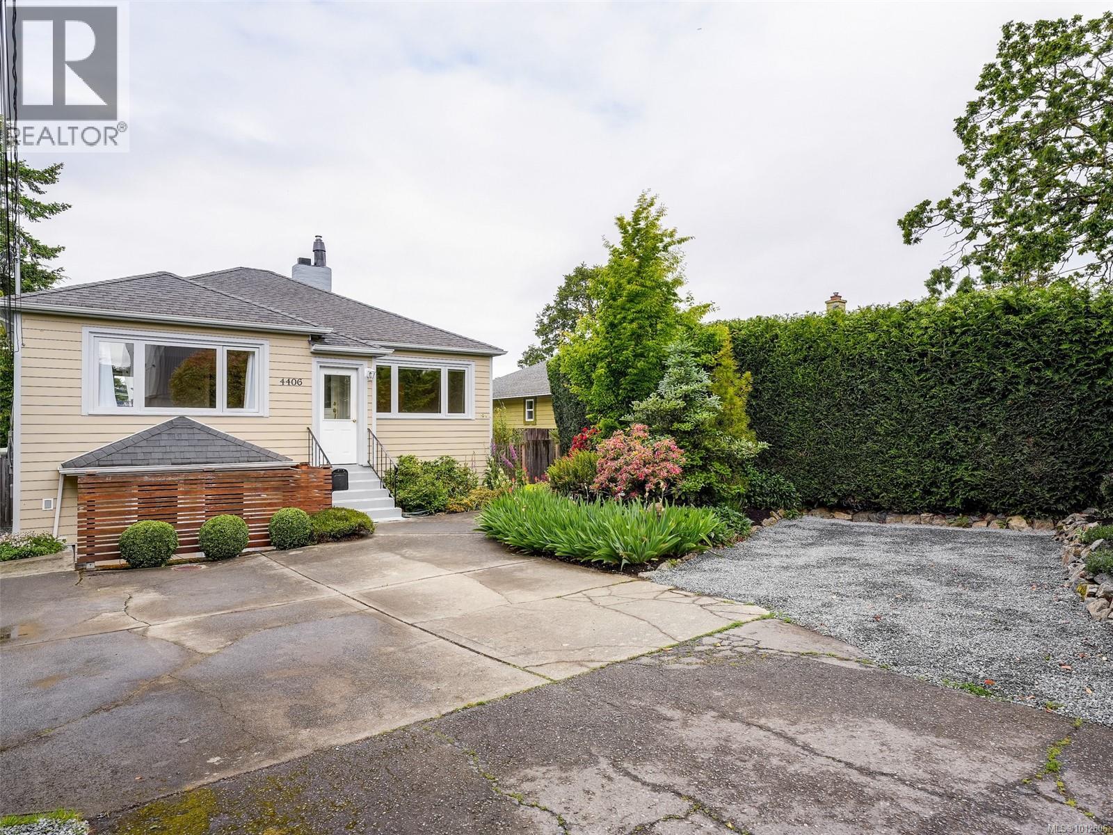 Photo 34 of 4406 Torquay Dr, Saanich BC