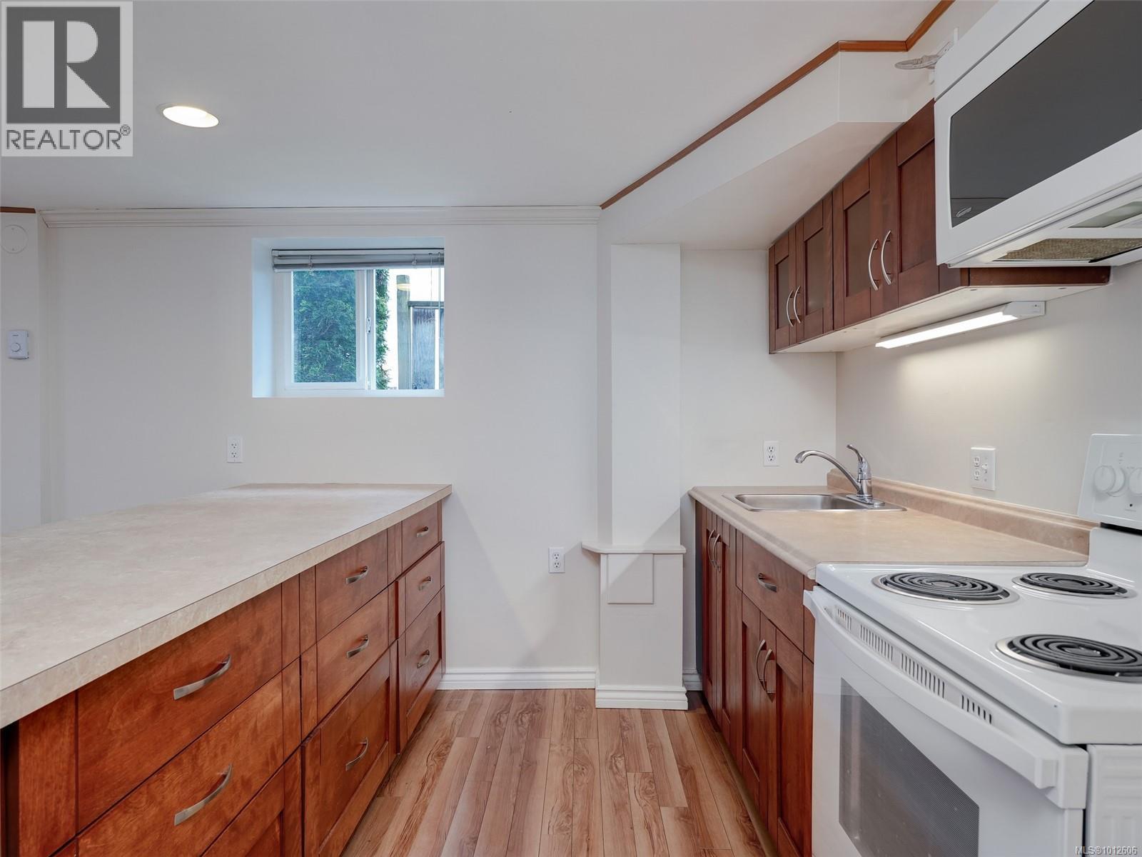 Photo 27 of 4406 Torquay Dr, Saanich BC