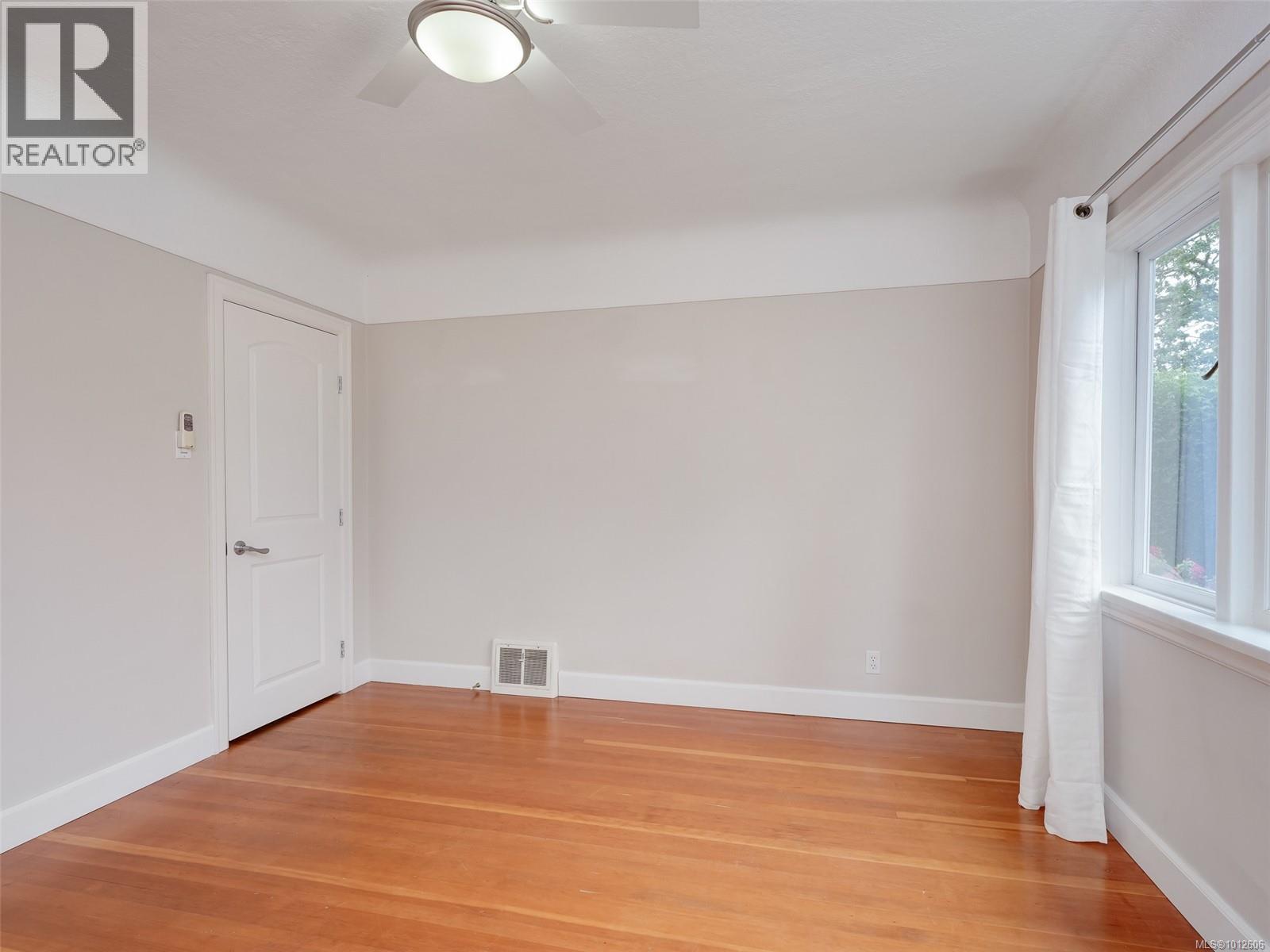 Photo 18 of 4406 Torquay Dr, Saanich BC