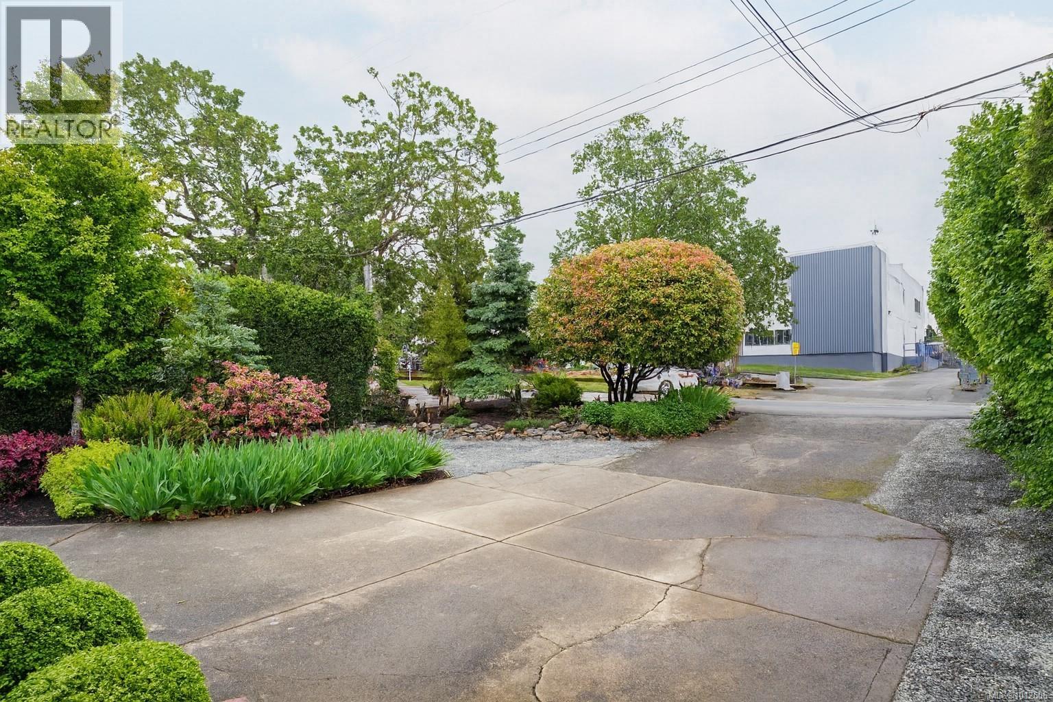 Photo 33 of 4406 Torquay Dr, Saanich BC