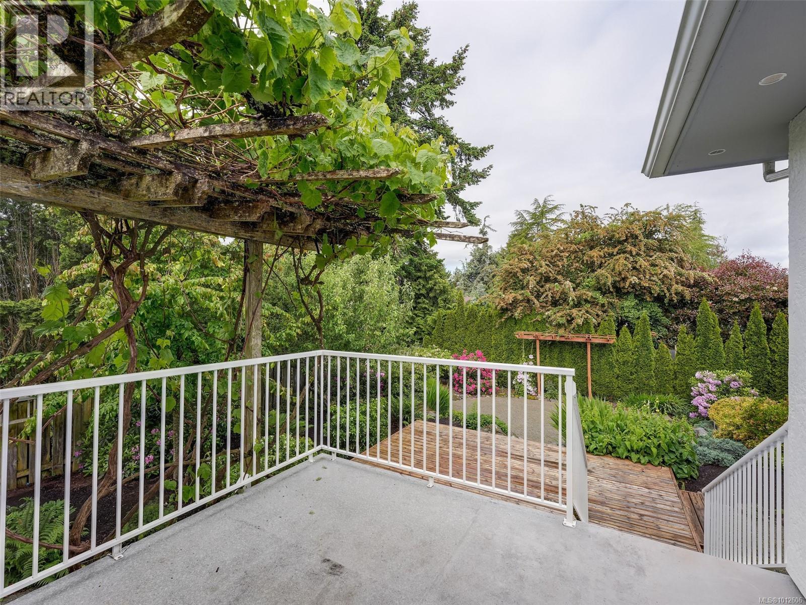 Photo 15 of 4406 Torquay Dr, Saanich BC