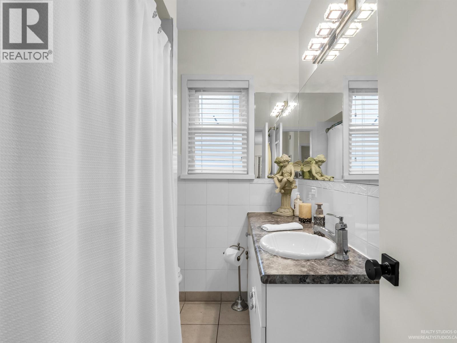 Photo 10 of 7774 Berkley Street, Burnaby BC