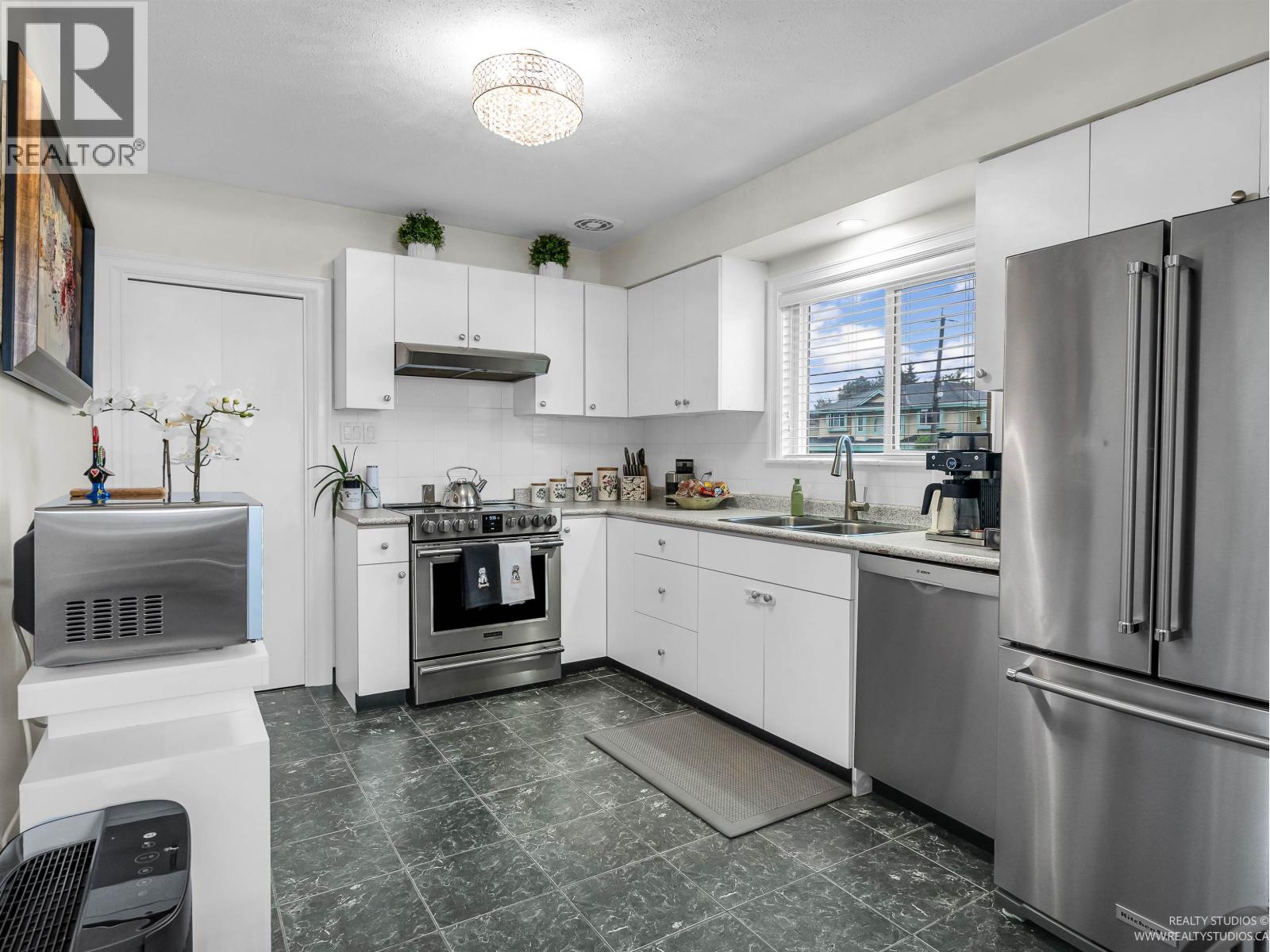 Photo 4 of 7774 Berkley Street, Burnaby BC