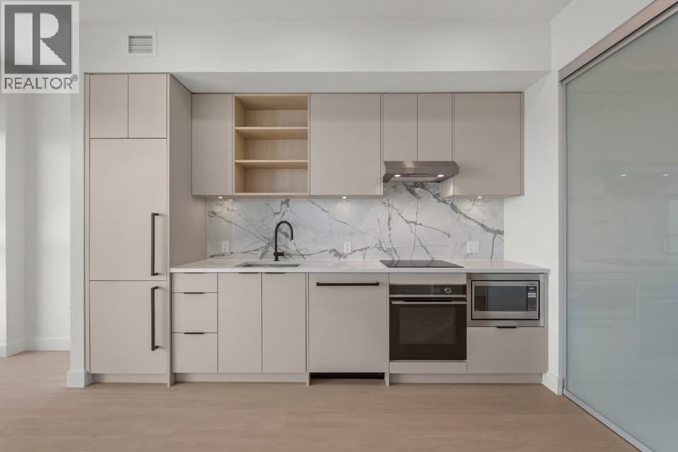 Photo 3 of 655 422 E 3rd Street, North Vancouver BC