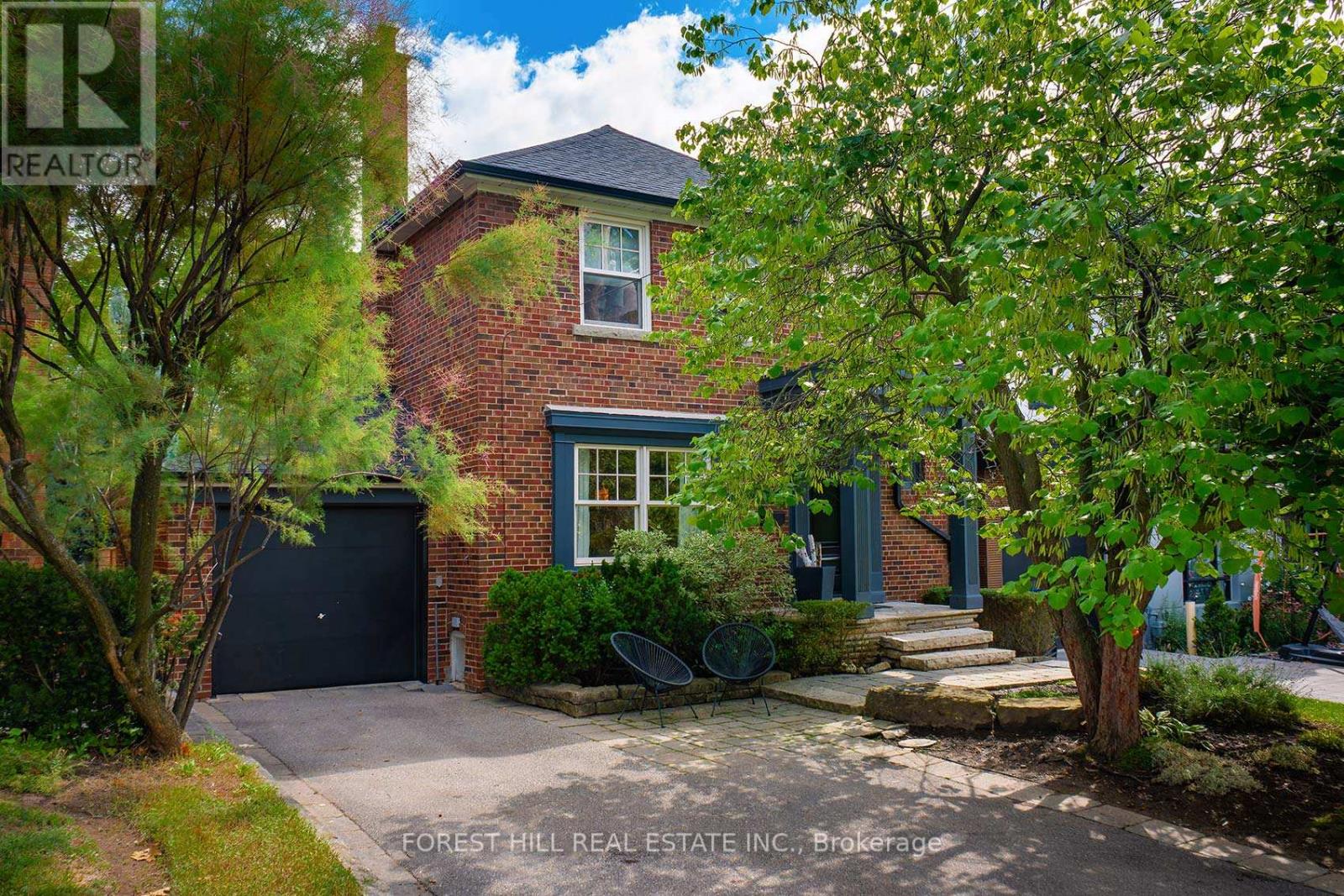 Photo 2 of 9 Peveril Hill S, Toronto ON