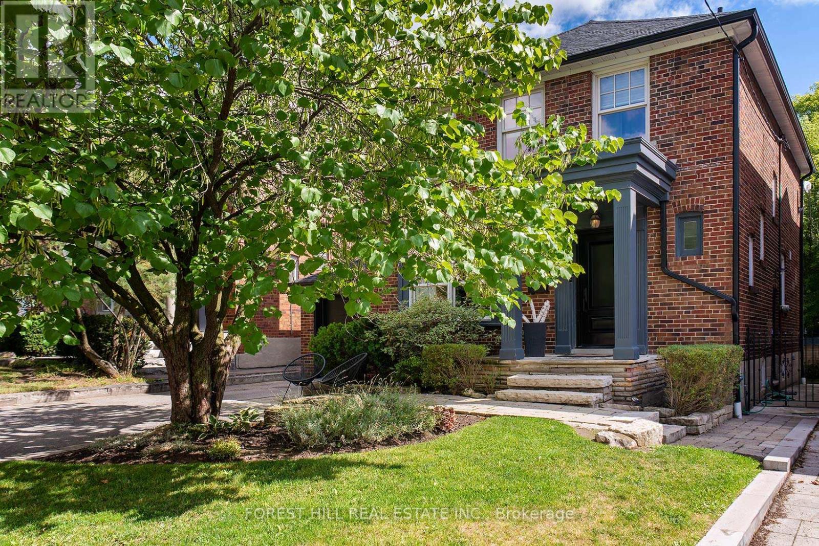 Photo 3 of 9 Peveril Hill S, Toronto ON