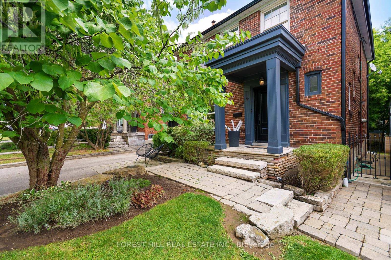 Photo 4 of 9 Peveril Hill S, Toronto ON