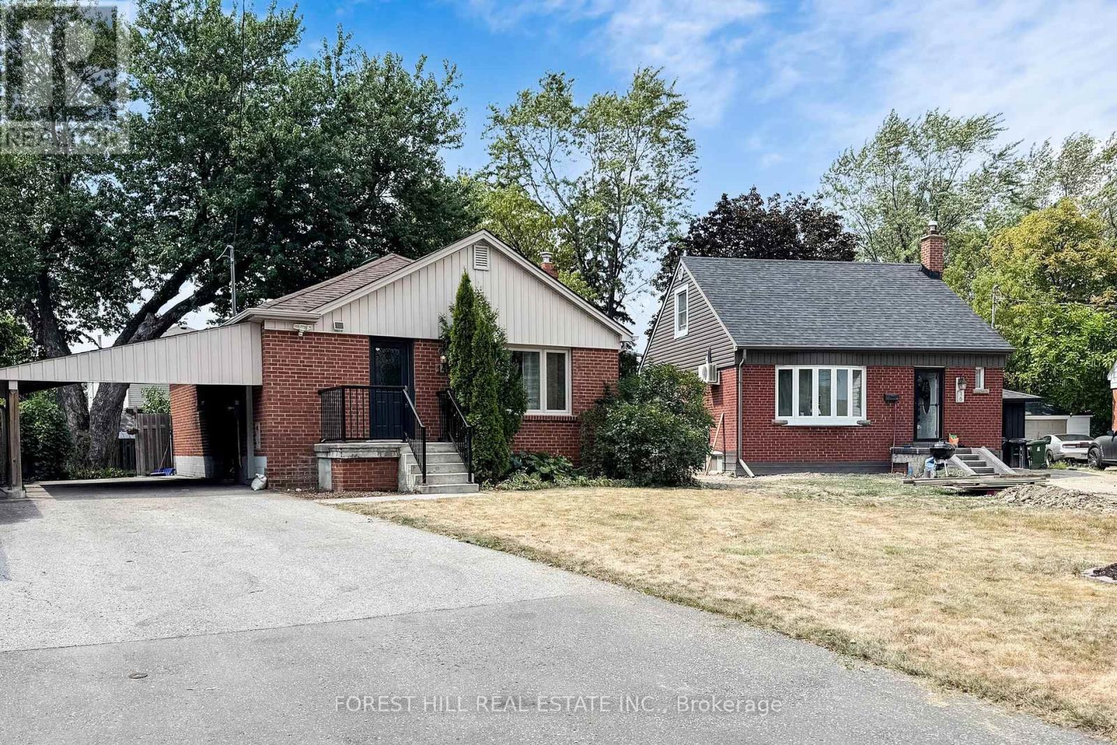 Photo 2 of 14 Ilfracombe Crescent, Toronto ON